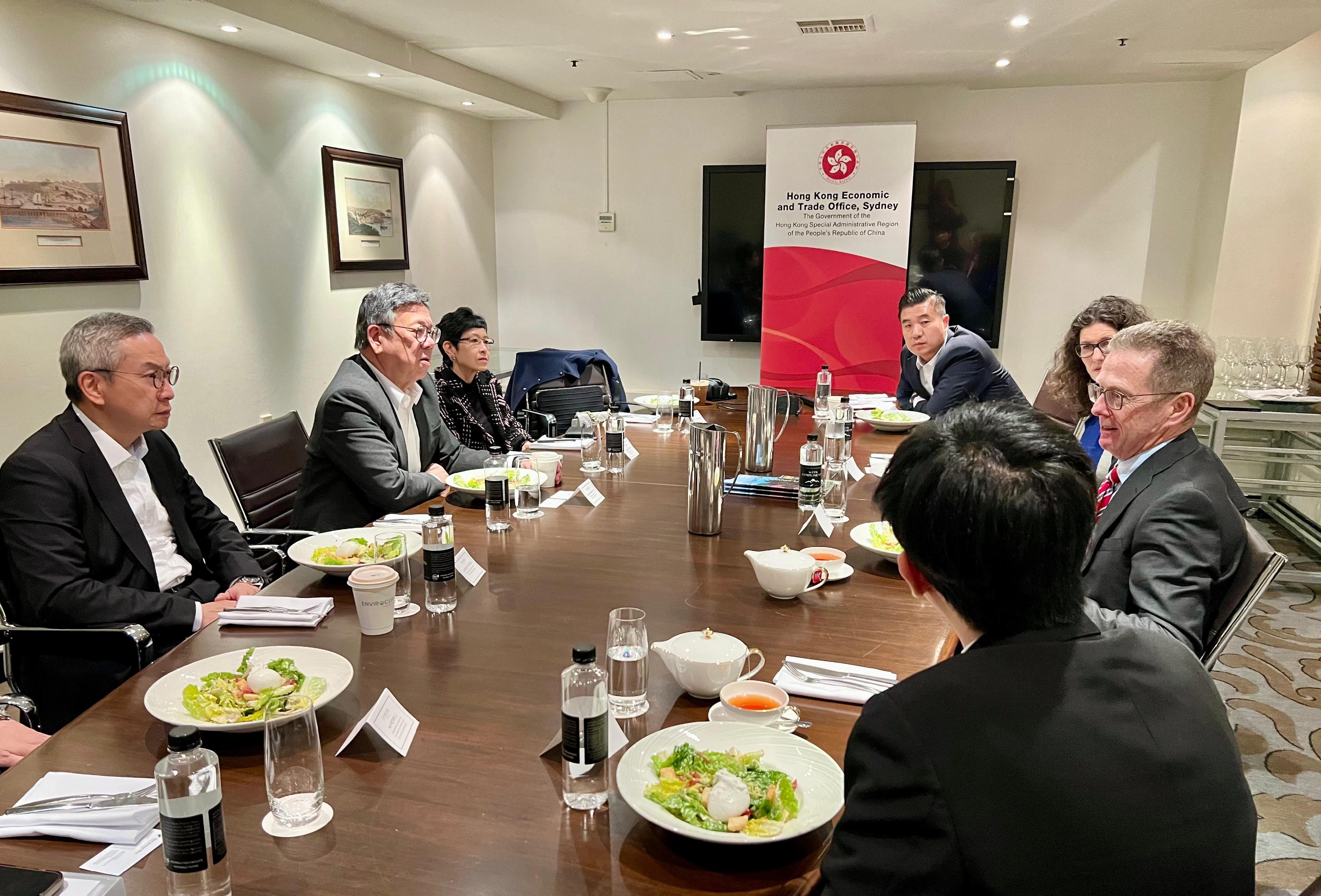 The Secretary for Commerce and Economic Development, Mr Algernon Yau, arrived in Auckland today (August 12) to continue his visit to New Zealand. Photo shows Mr Yau (second left) at a lunch meeting with representatives of the New Zealand Winegrowers to learn about the latest developments in the local wine industry and explore further collaboration between Hong Kong and New Zealand on wine and liquor promotion. Looking on is the Director of the Hong Kong Economic and Trade Office, Sydney, Mr Ricky Chong (first left).
