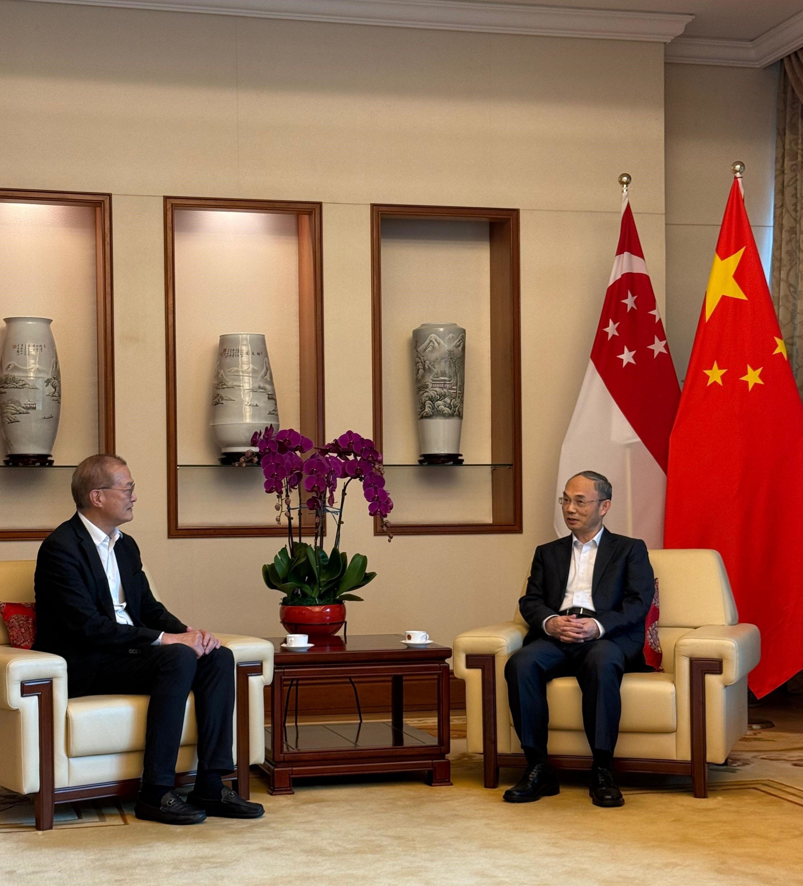 The Secretary for Health, Professor Lo Chung-mau (left), leads a delegation to meet with the Chinese Ambassador to Singapore, Mr Cao Zhongming (right), in Singapore today (August 12) to introduce him to the latest healthcare developments in Hong Kong.