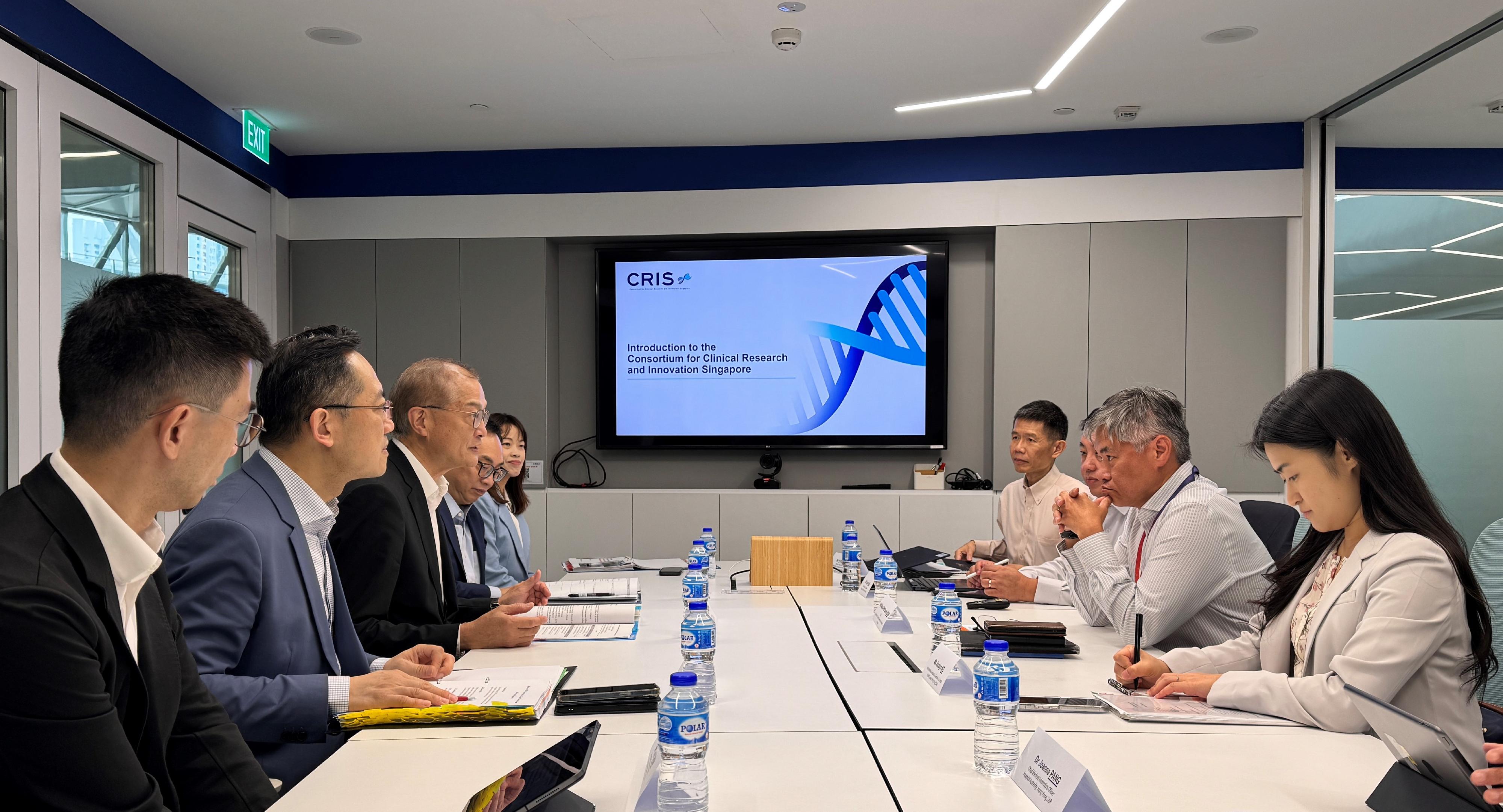 The Secretary for Health, Professor Lo Chung-mau, led a delegation to Singapore today (August 12). Photo shows Professor Lo (third left); the Director of Health, Dr Ronald Lam (second left); and Deputy Secretary for Health Ms Elaine Mak (fifth left) meeting with the Chief Executive Officer of the Consortium for Clinical Research and Innovation, Singapore, Associate Professor Danny Soon (second right).
