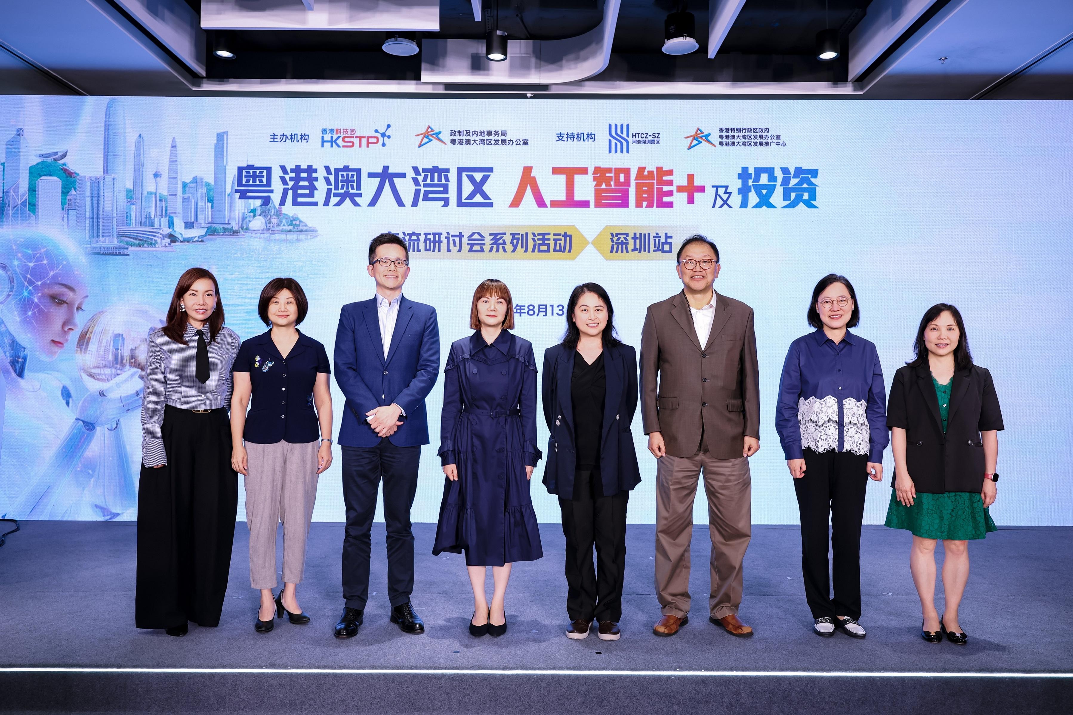 粵港澳大灣區發展專員陳潔玲（左四）今日（八月十三日）在深圳出席「粵港澳大灣區人工智能+及投資交流研討會」，與香港科技園公司首席幕僚長吳子慧（右四）、立法會議員黃錦輝教授（右三）、署理創新科技署署長哈夢飛（左三）及其他嘉賓合照。