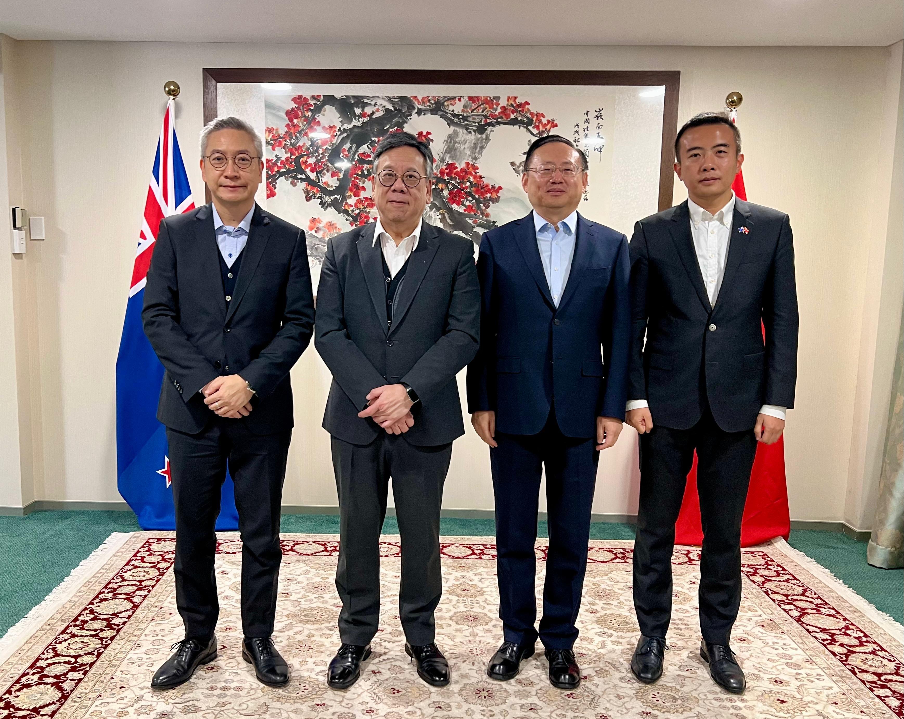 The Secretary for Commerce and Economic Development, Mr Algernon Yau, proceeded to Sydney today (August 13) to start his visit to Australia to deepen collaboration in trade and investment between Hong Kong and Australia. Photo shows Mr Yau (second left) paying a courtesy call on the Consul General of the People's Republic of China in Auckland, Mr Chen Shijie (second right), before proceeding to Sydney today from Auckland, New Zealand. Looking on is the Director of the Hong Kong Economic and Trade Office, Sydney, Mr Ricky Chong (first left).