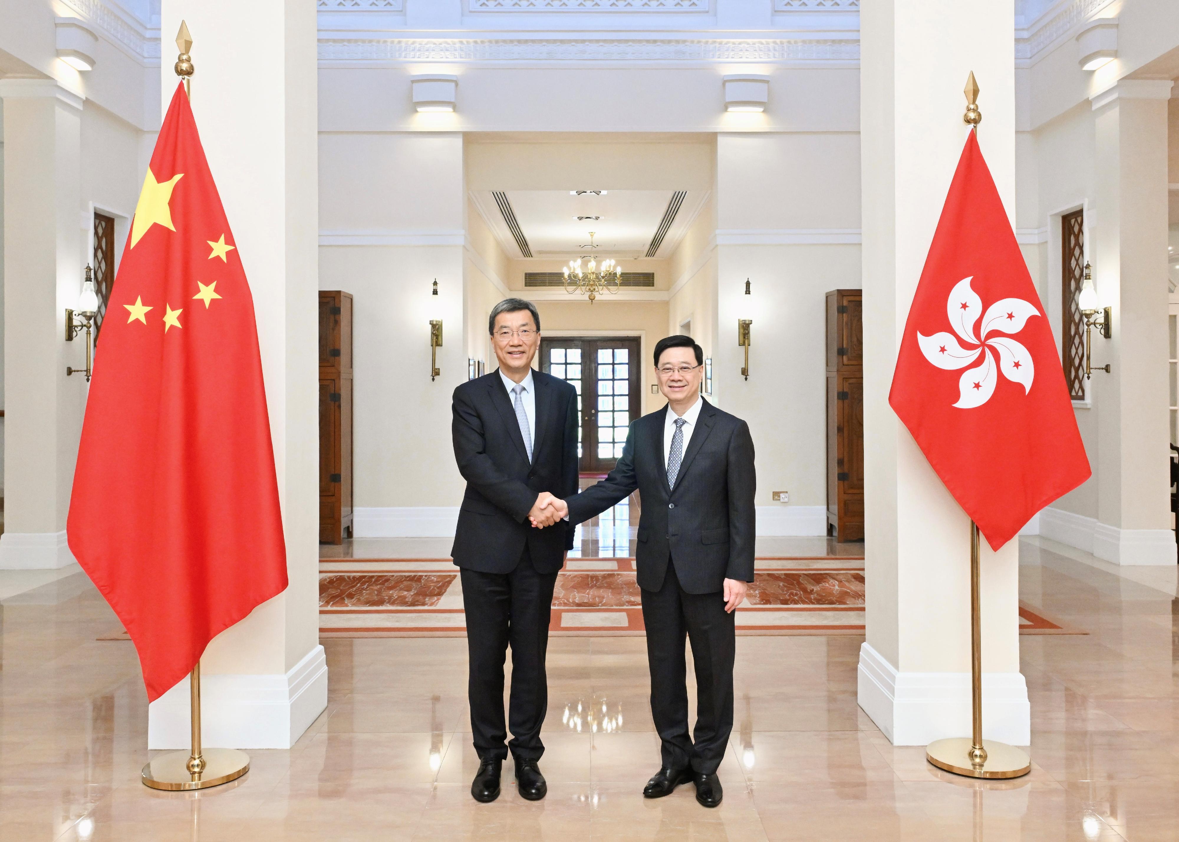 行政長官李家超（右）今日（八月十三日）在禮賓府與教育部部長懷進鵬（左）會面。