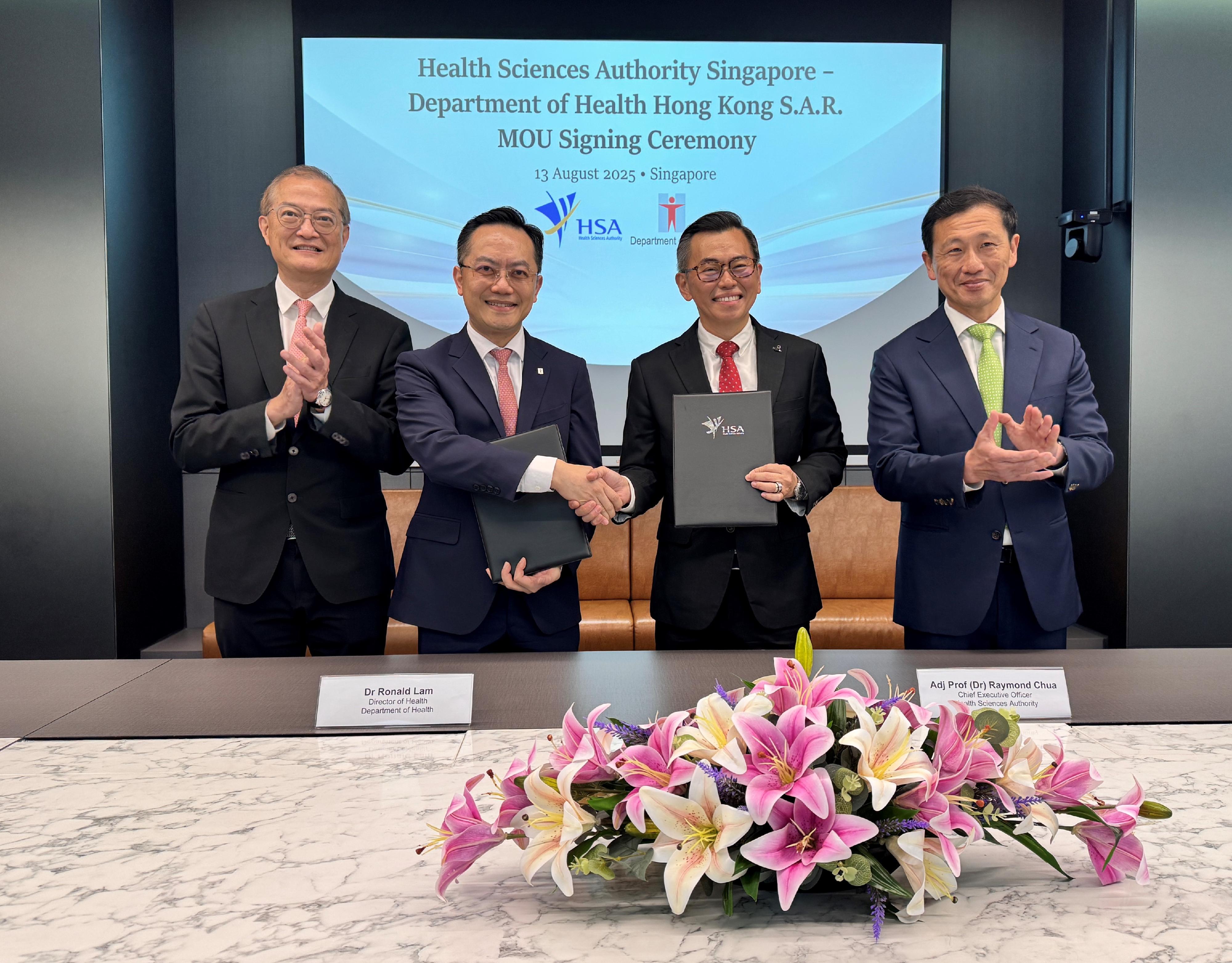 The Secretary for Health, Professor Lo Chung-mau (first left), and Singapore's Coordinating Minister for Social Policies and the Minister for Health, Mr Ong Ye Kung (first right), jointly witness the signing of a Memorandum of Understanding on regulation of drugs and medical devices and tobacco control policy by the Director of Health, Dr Ronald Lam (second left), and the Chief Executive Officer of the Health Sciences Authority of Singapore, Professor Raymond Chua (second right), in Singapore today (August 13).

