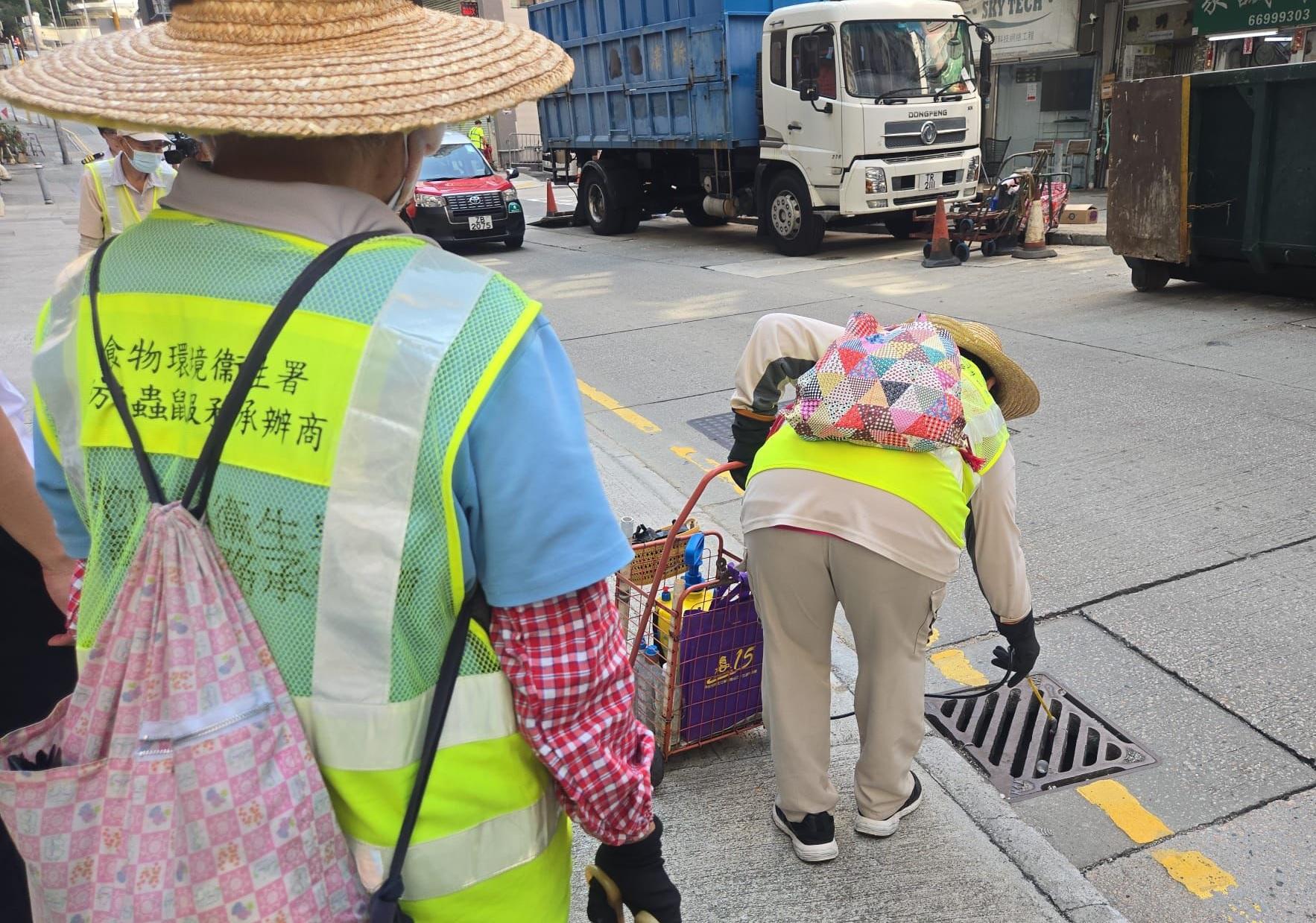 The Food and Environmental Hygiene Department (FEHD), in view of an imported case of chikungunya fever announced last night (August 12), has immediately carried out anti-mosquito work today (August 13) at various locations in the vicinity of Ta Chuen Ping Street, Kwai Tsing District, where the patient resides. Photo shows staff members of the FEHD's contractor applying larvicide oil to a storm water outfall in the district.