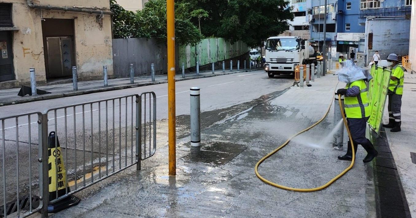 The Food and Environmental Hygiene Department (FEHD), in view of an imported case of chikungunya fever announced last night (August 12), has immediately carried out anti-mosquito work today (August 13) at various locations in the vicinity of Ta Chuen Ping Street, Kwai Tsing District, where the patient resides. Photo shows staff members of the FEHD's contractor conducting cleansing operations at Ta Chuen Ping Street.