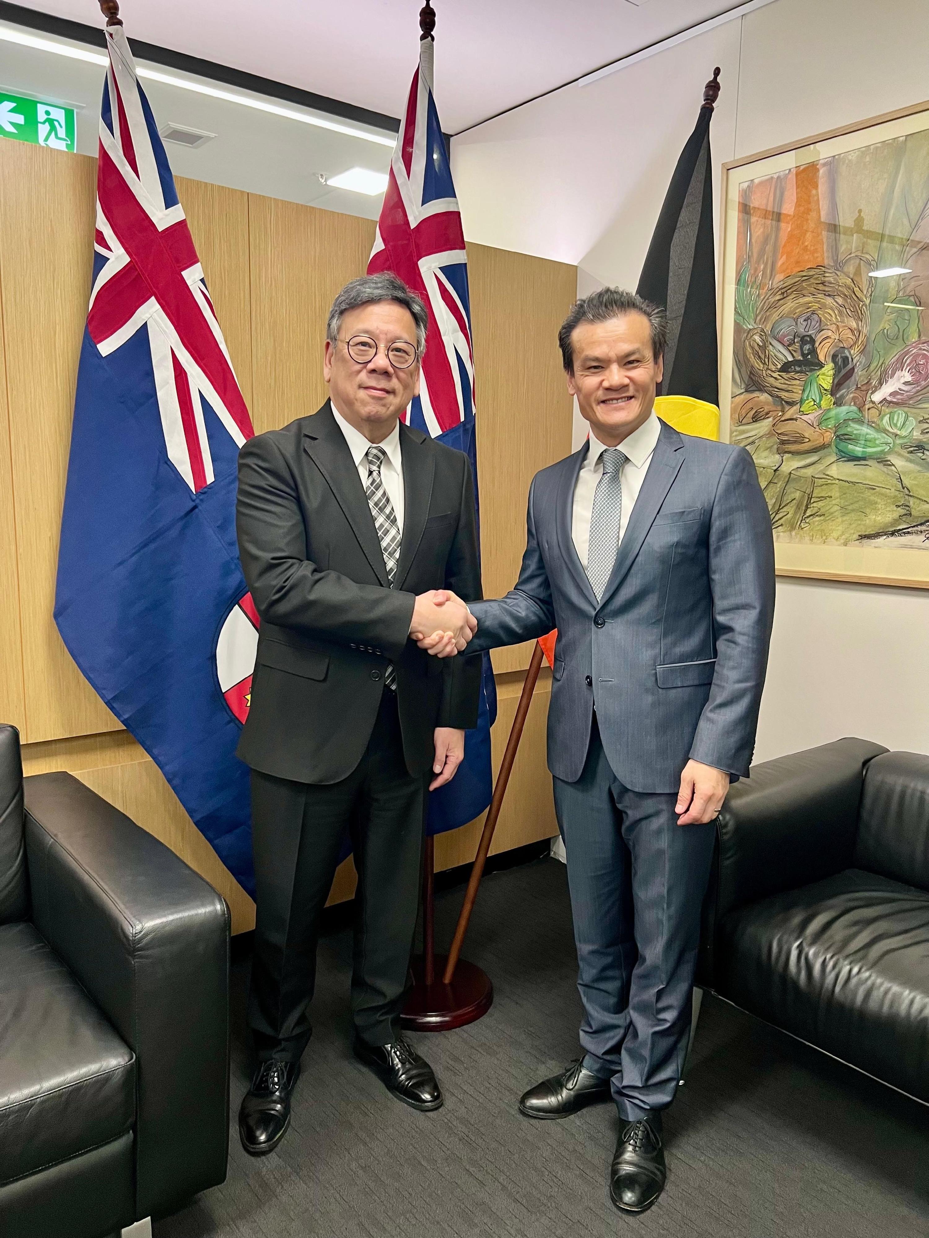 The Secretary for Commerce and Economic Development, Mr Algernon Yau, continued his visit to Sydney, Australia, today (August 14) to promote Hong Kong's advantages as an international trade centre and a premier destination for business and investment. Photo shows Mr Yau (left) meeting with the Minister for Better Regulation and Fair Trading, the Minister for Industry and Trade, the Minister for Innovation, Science and Technology, the Minister for Building and the Minister for Corrections of New South Wales of Australia, Mr Anoulack Chanthivong (right), to exchange views on enhancing co-operation between Hong Kong and Australia in various areas.