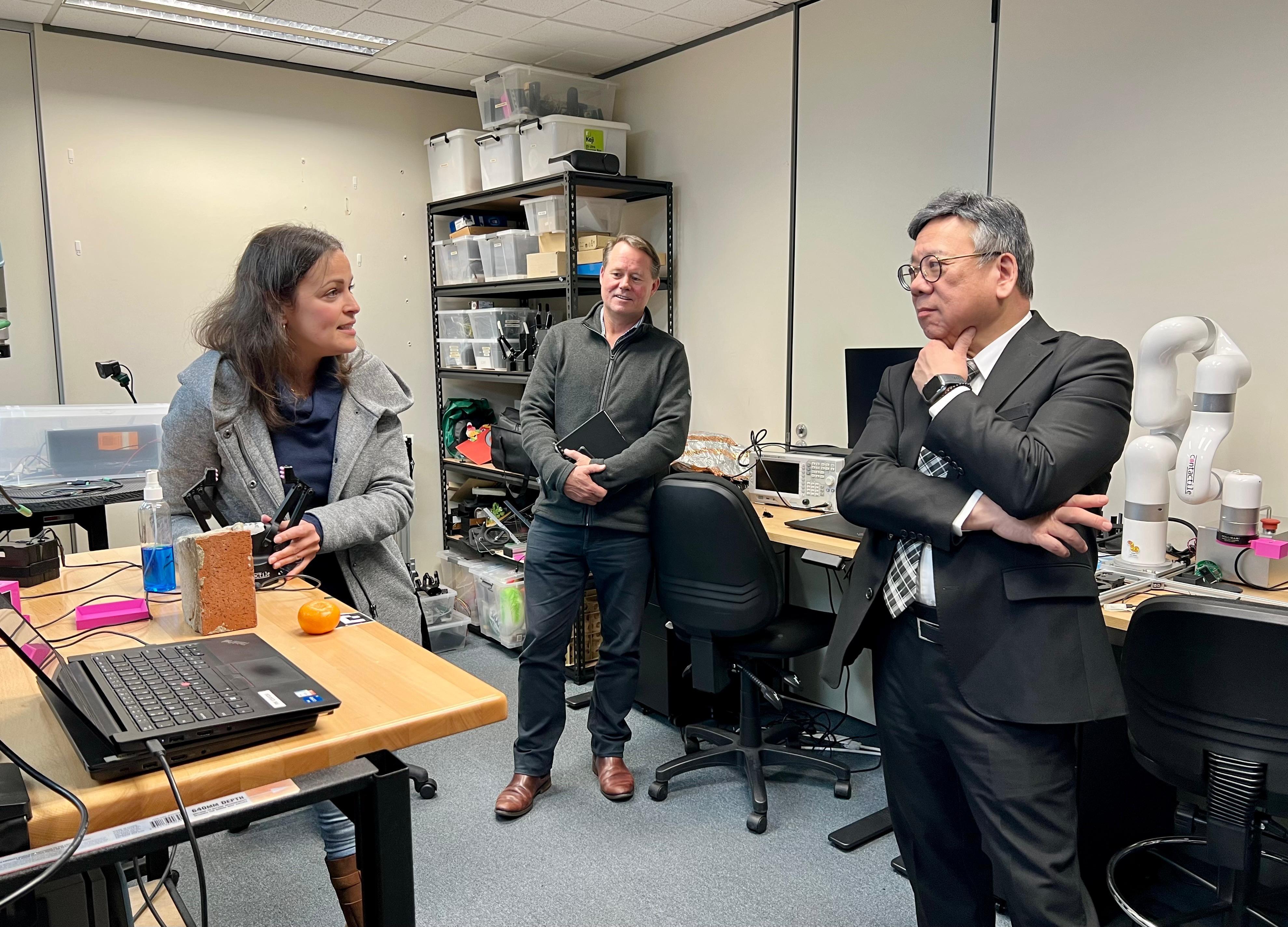 The Secretary for Commerce and Economic Development, Mr Algernon Yau, continued his visit to Sydney, Australia, today (August 14) to promote Hong Kong's advantages as an international trade centre and a premier destination for business and investment. Photo shows Mr Yau (right) being briefed by a start-up operator during a visit to a leading incubator for start-ups.