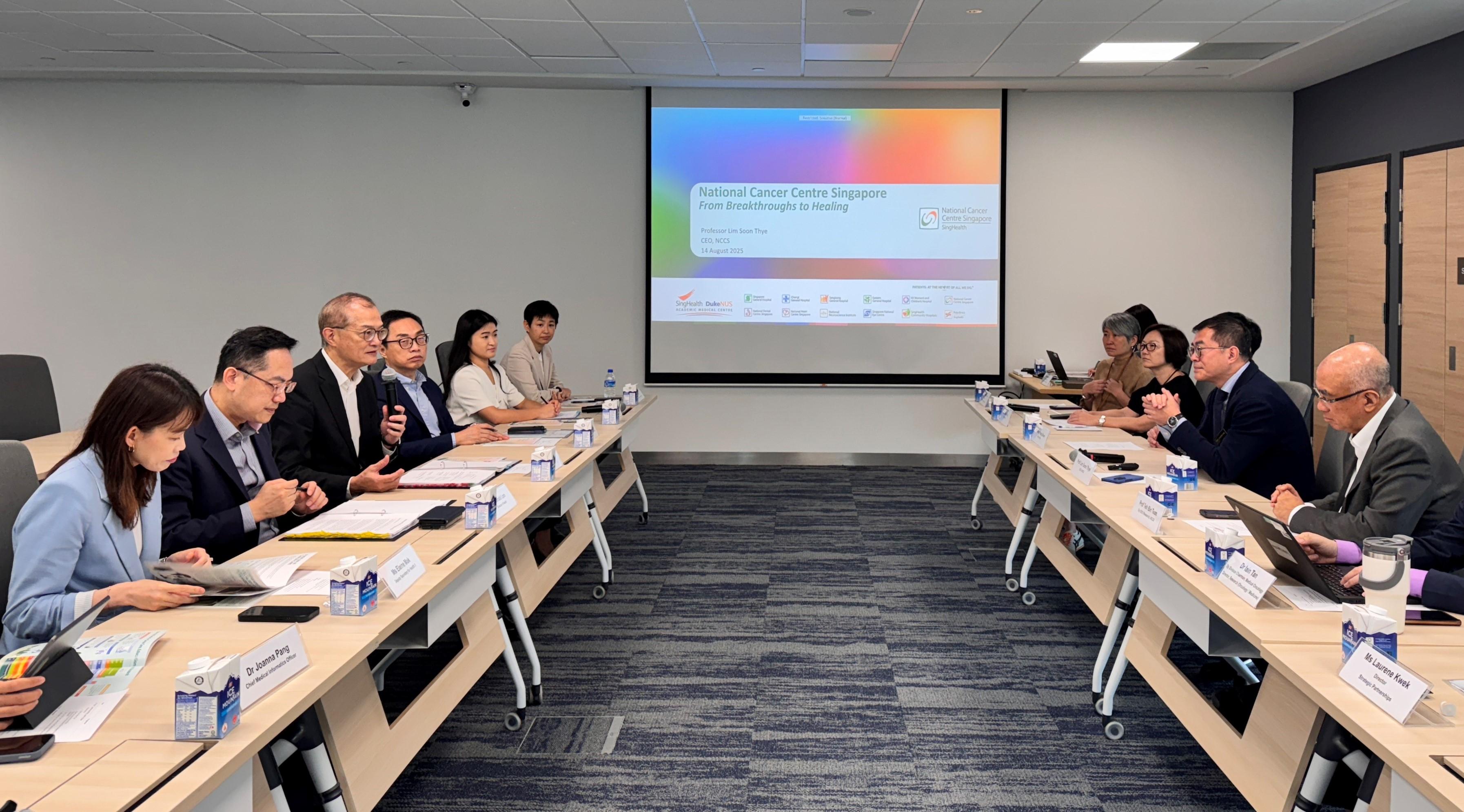 The Secretary for Health, Professor Lo Chung-mau (third left), and his delegation meet with the the Chief Executive Officer and  Senior Consultant of the National Cancer Centre Singapore, Professor Lim Soon Thye (second right), in Singapore today (August 14). The Director of Health, Dr Ronald Lam (second left), and Deputy Secretary for Health Ms Elaine Mak (first left) also attend the meeting.
