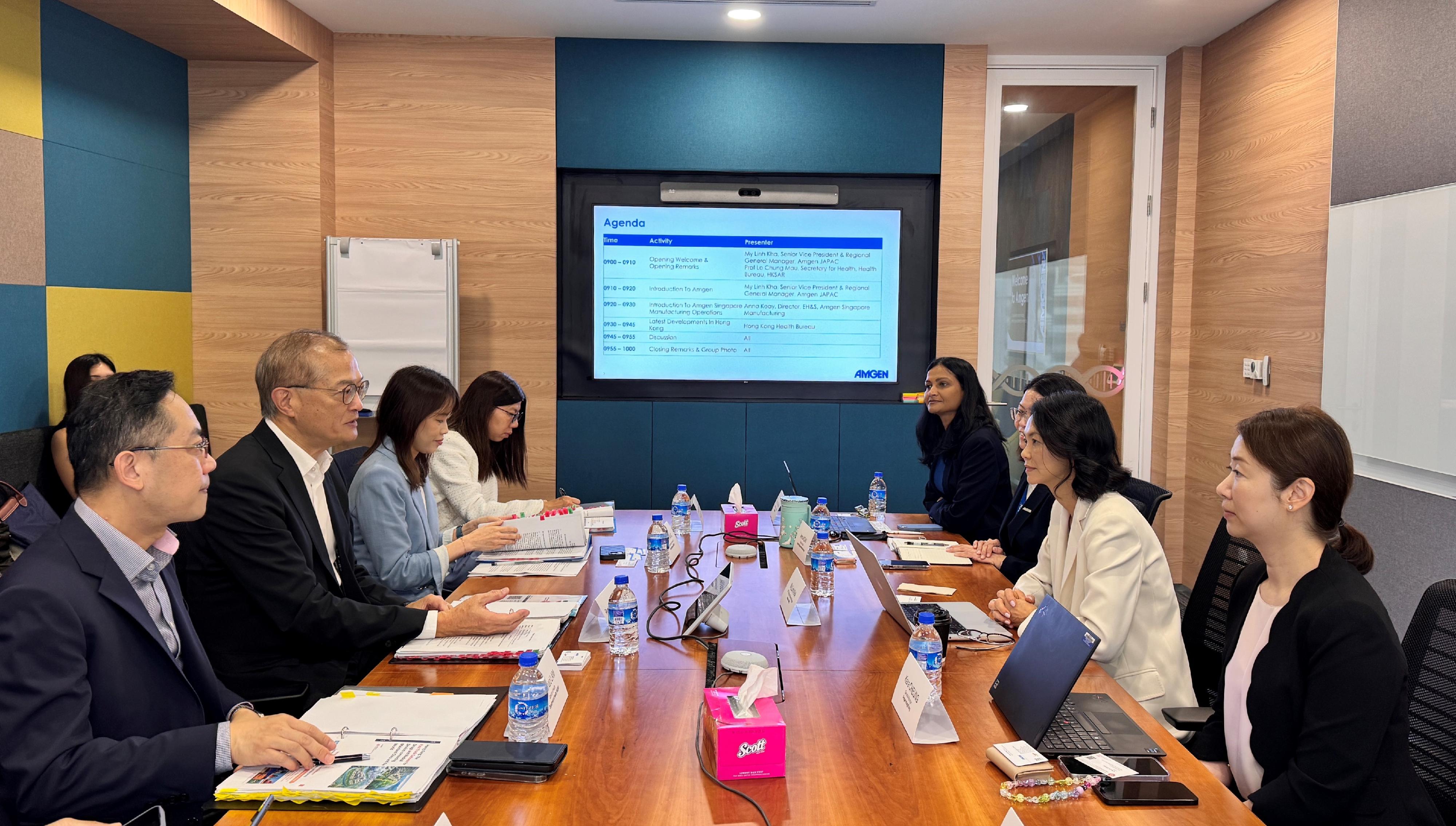 The Secretary for Health, Professor Lo Chung-mau (second left), and his delegation visit Amgen Biotechnology Singapore and meet with the Senior Vice President and General Manager, Japan, Asia Pacific of Amgen, Ms My Linh Kha (second right), in Singapore this morning (August 14) to introduce various key measures for Hong Kong's development as an international health and medical innovation hub. The Director of Health, Dr Ronald Lam (first left), and Deputy Secretary for Health Ms Elaine Mak (third left) also attend the meeting.
