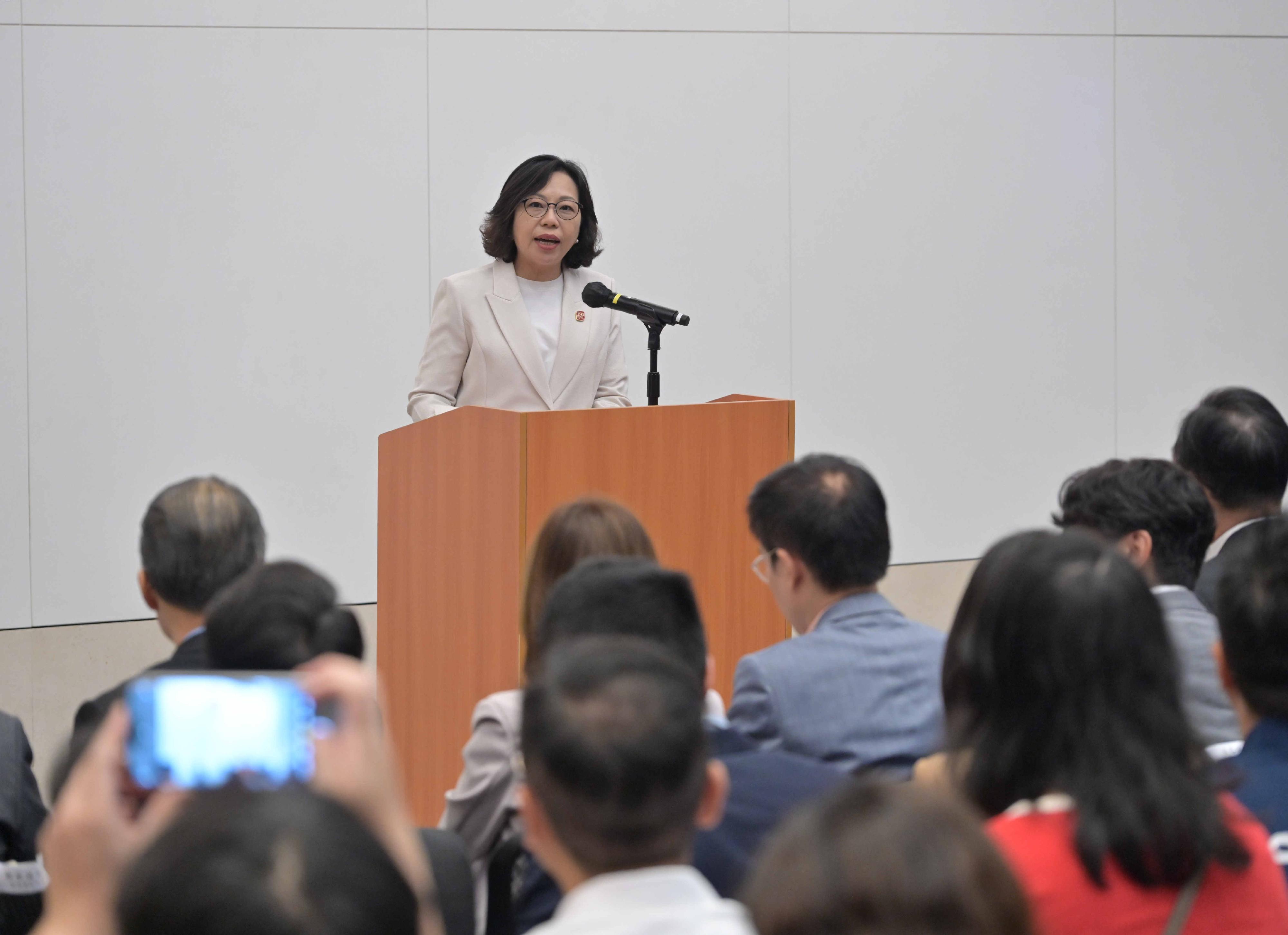 The Home and Youth Affairs Bureau held a sharing session on district governance at the Central Government Offices today (August 14). Photo shows the Secretary for Home and Youth Affairs, Miss Alice Mak, delivering remarks.
