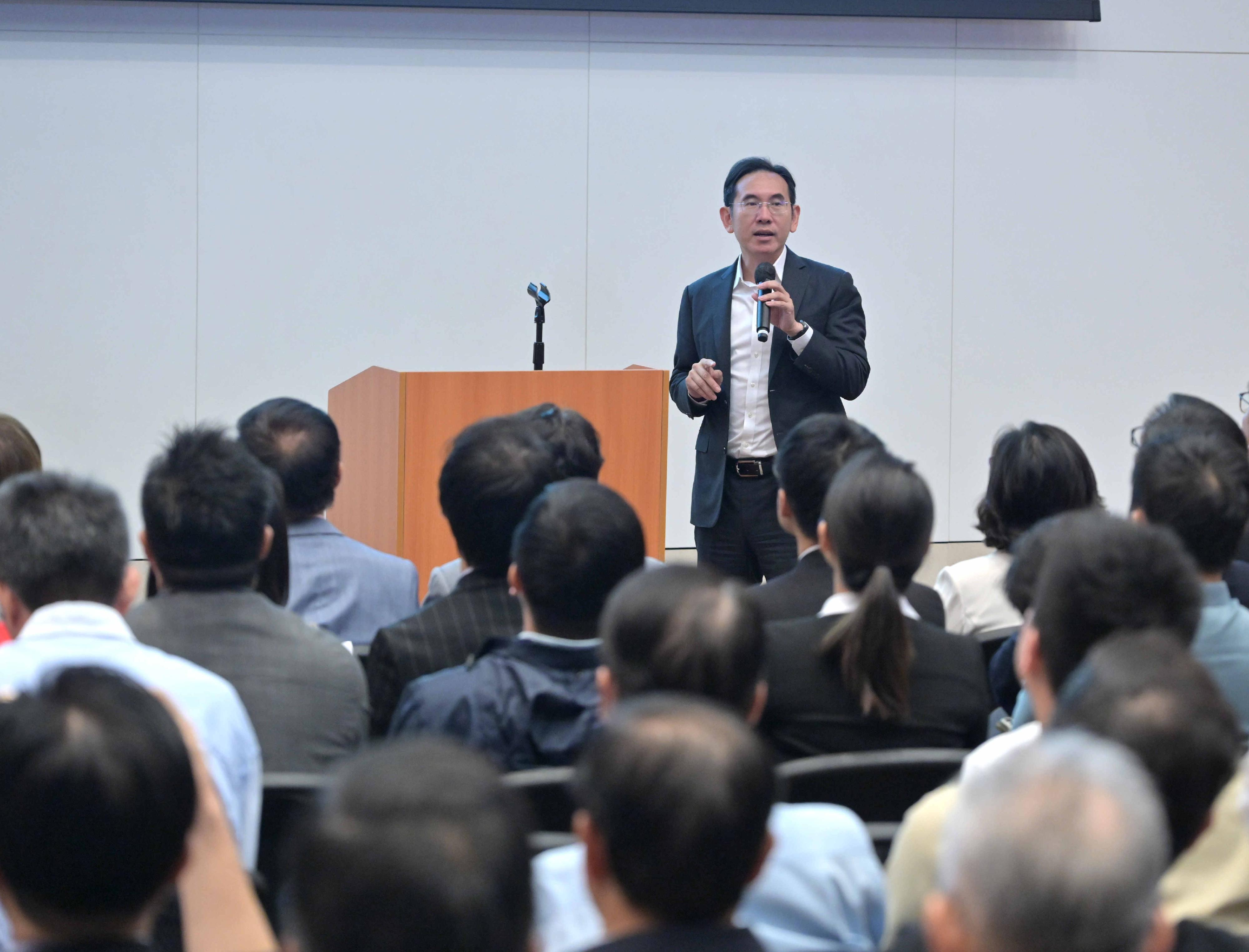 The Home and Youth Affairs Bureau held a sharing session on district governance at the Central Government Offices today (August 14). Photo shows the Under Secretary for Development, Mr David Lam, sharing on the challenges facing the water supplies system and relevant policies.