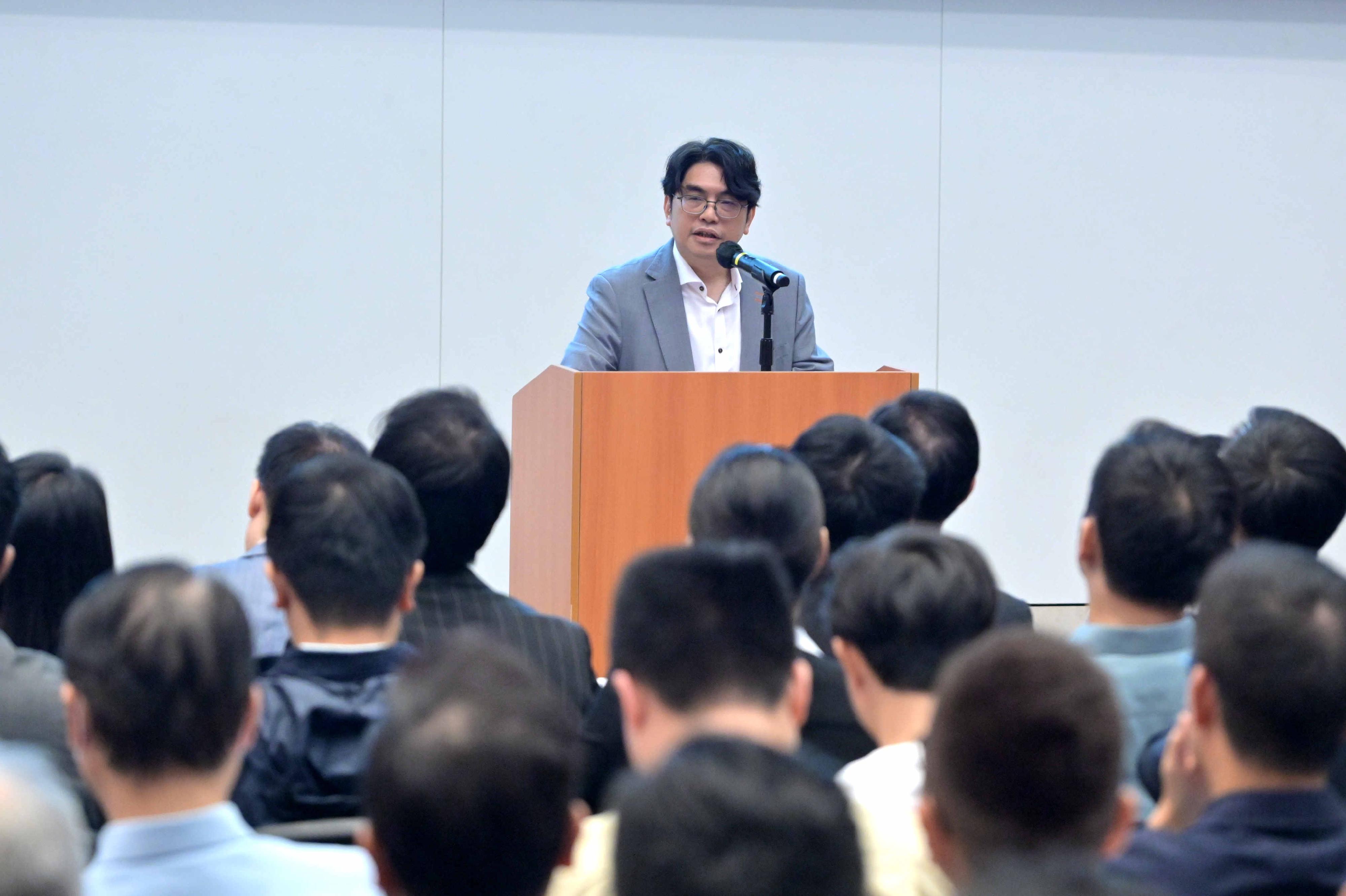 The Home and Youth Affairs Bureau held a sharing session on district governance at the Central Government Offices today (August 14). Photo shows the Director of Water Supplies, Mr Roger Wong, introducing short- and medium-term plans to replace water mains, and the response and reporting mechanism during emergency water incidents.