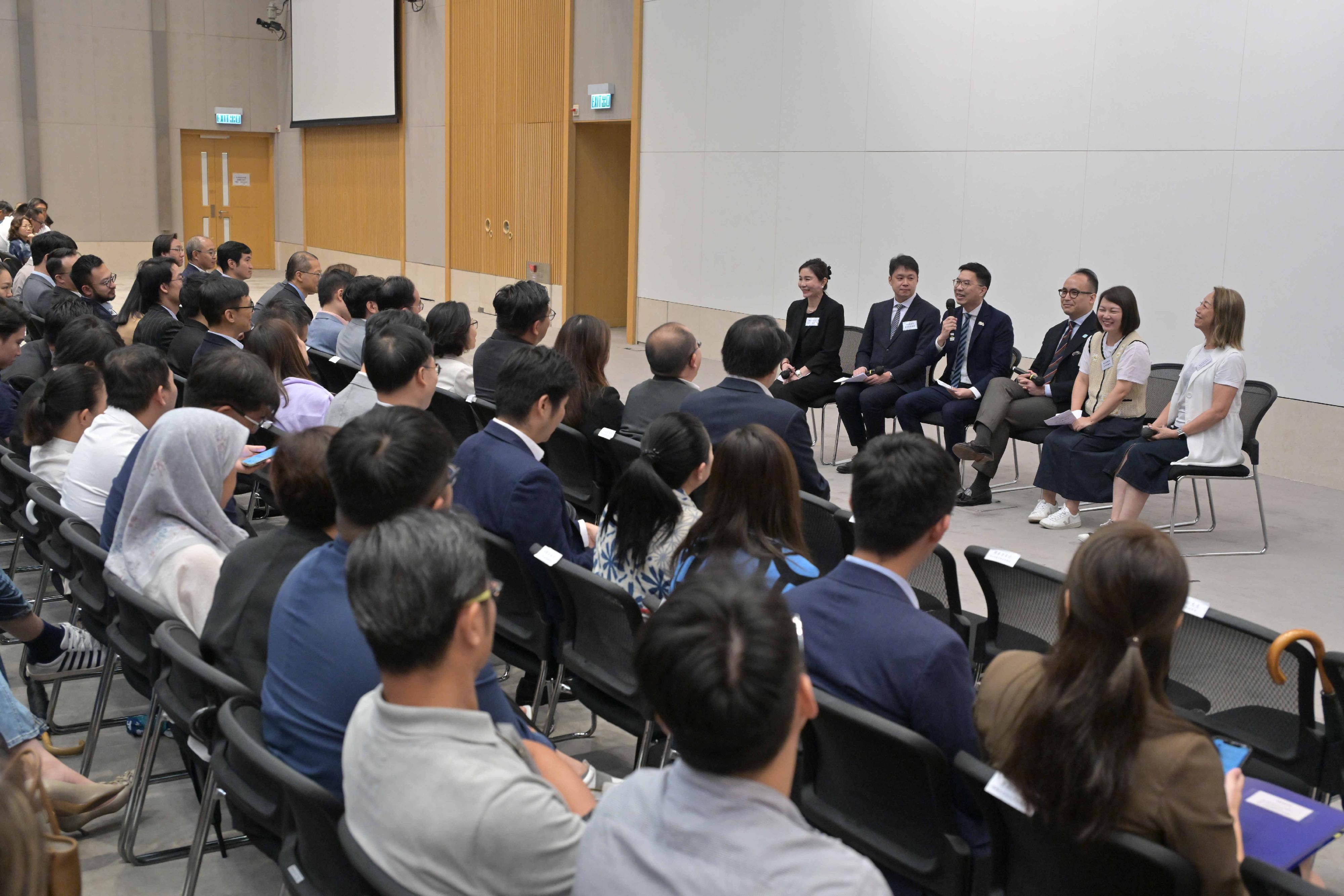 The Home and Youth Affairs Bureau held a sharing session on district governance at the Central Government Offices today (August 14). Photo shows the District Officer (Wong Tai Sin), Mr Thomas Wu (third left); the District Officer (Tuen Mun), Mr Michael Kwan (third right), District Council members and District Services and Community Care Team representatives sharing the problems encountered and insights in handling recent water supply incidents.