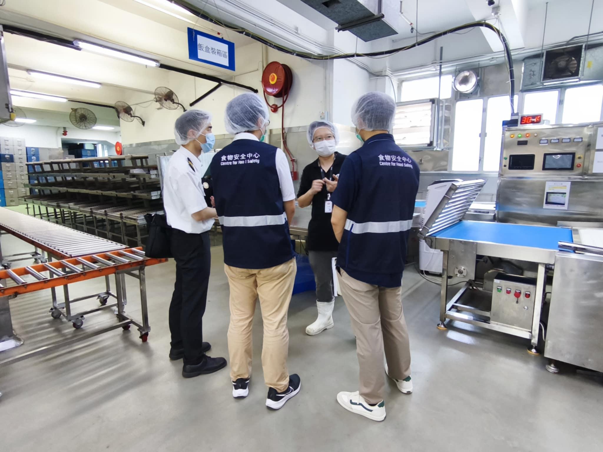 To enhance food safety and hygiene awareness among licensed food factories supplying school lunch boxes, and to prepare for the new school year, the Centre for Food Safety and the Environmental Hygiene Branch of the Food and Environmental Hygiene Department has launched a series of operations to inspect licensed food factories supplying school lunch boxes in various districts of Hong Kong. The operations began on July 28 and will run until the end of August with a view to ensuring food safety.