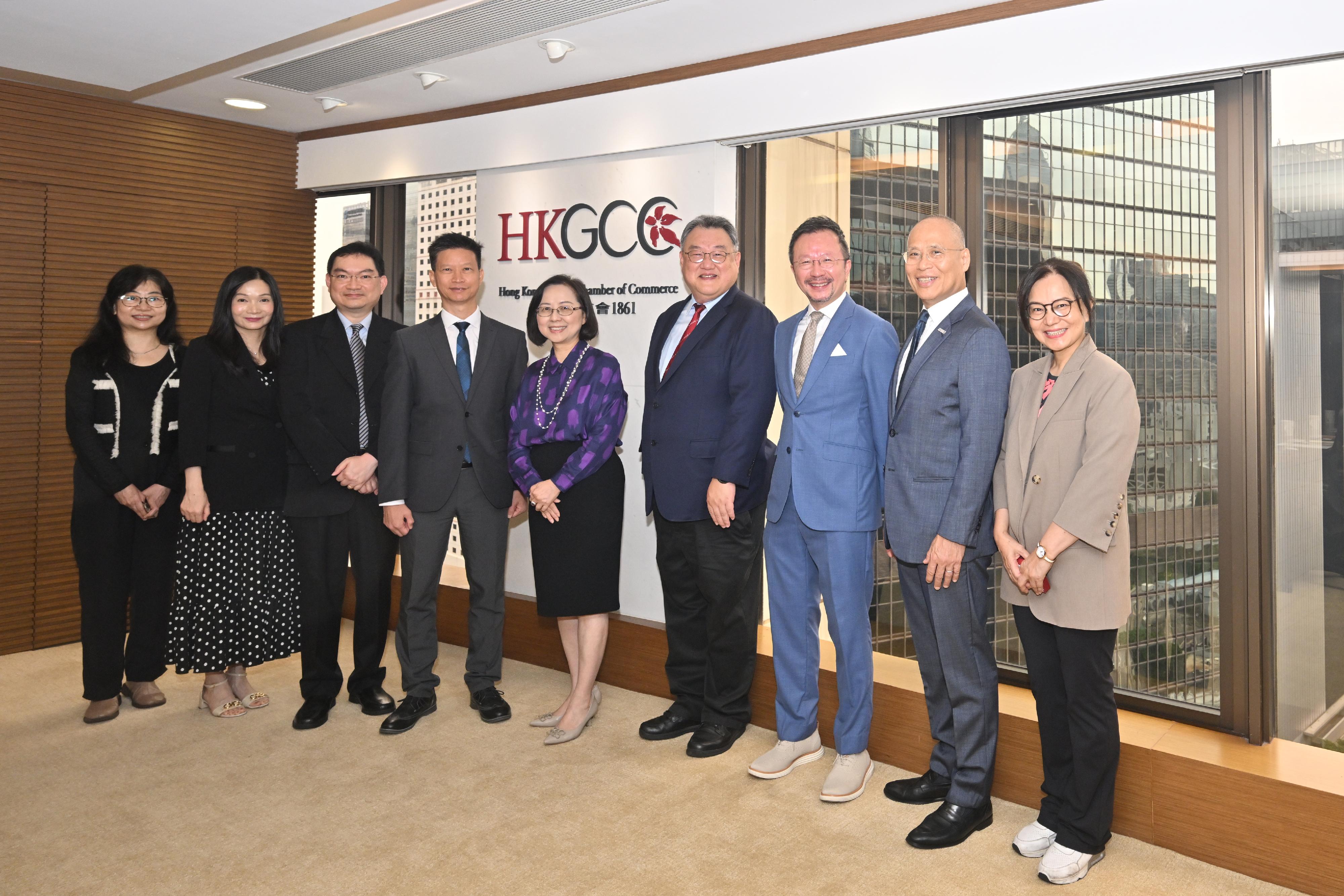 勞工處處長許澤森在過去一個月到訪勞工團體和僱主商會，以加強與勞資雙方的溝通和聯繫。圖示許澤森（左四）到訪香港總商會。 