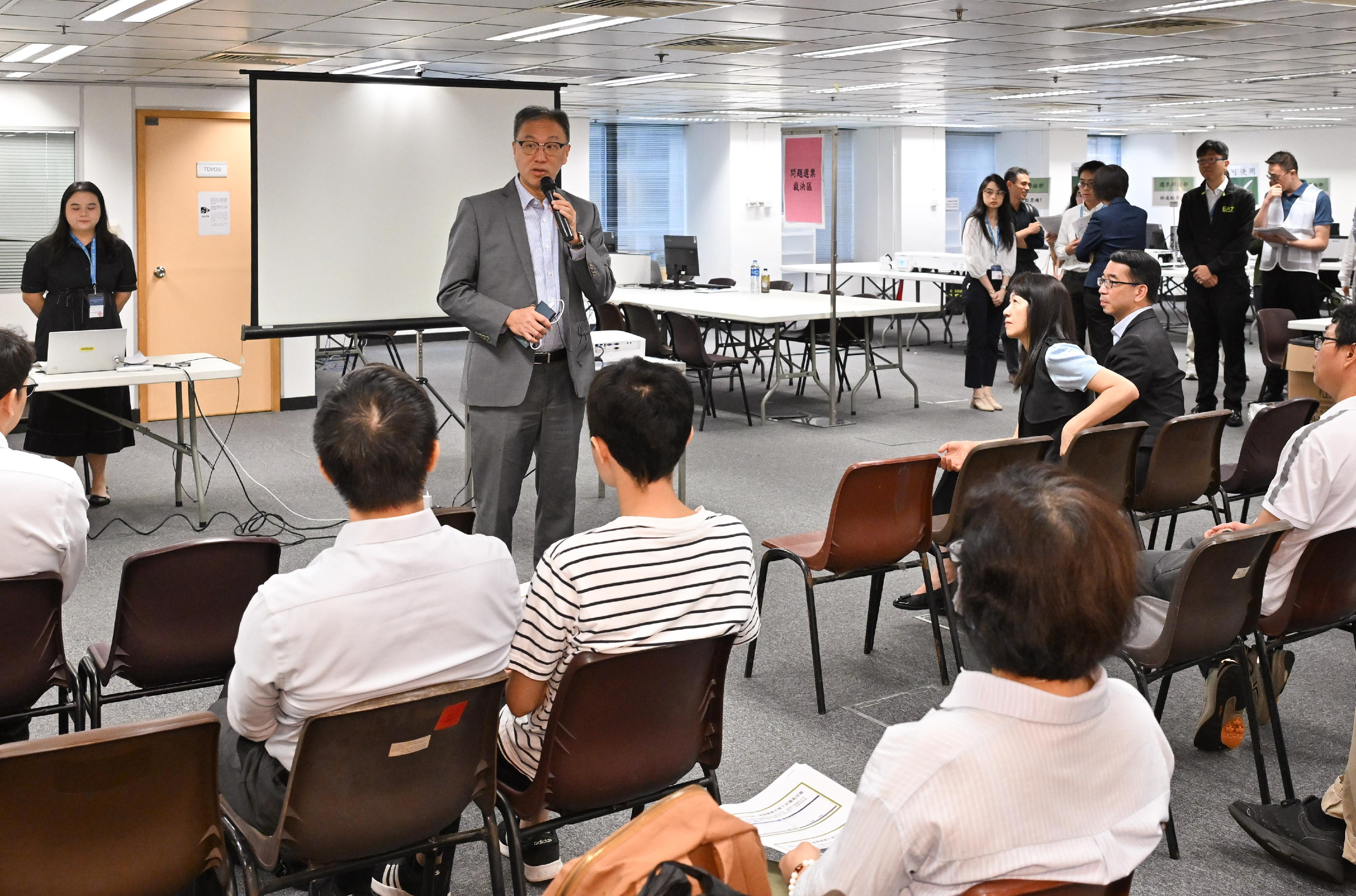 The 2025 Election Committee Subsector By-elections will be held on September 7 (Sunday). The Chairman of the Electoral Affairs Commission, Mr Justice David Lok, today (August 15) inspected the hands-on training session organised by the Registration and Electoral Office for the electoral staff of the central counting station and thanked them for their joint efforts and dedication.