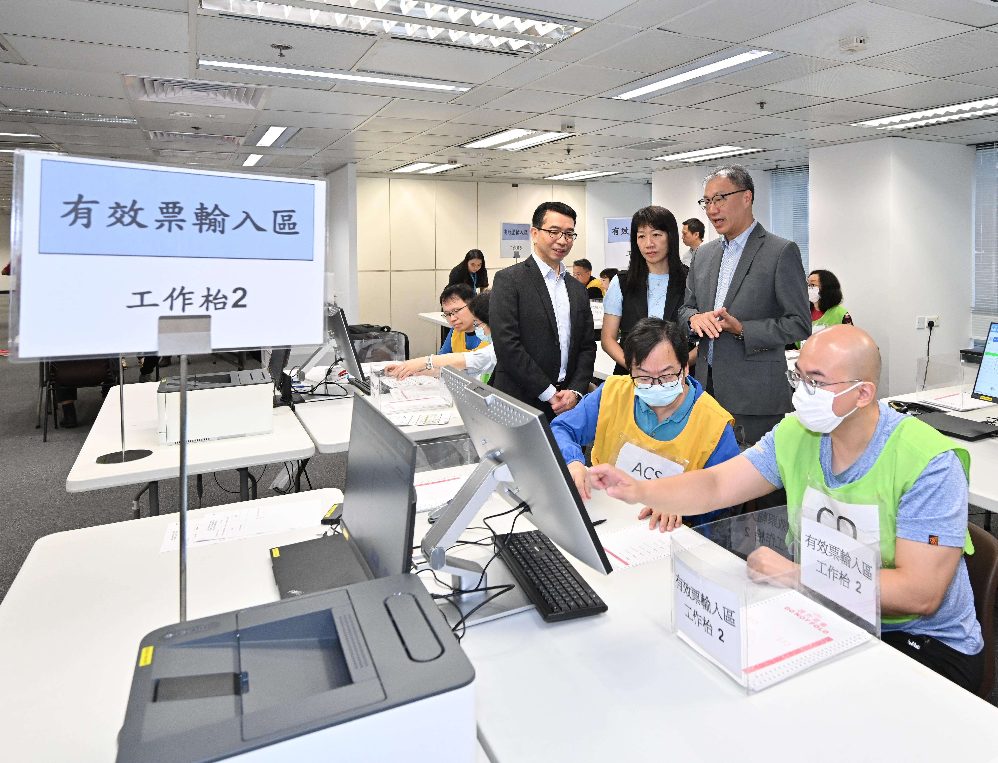 The 2025 Election Committee Subsector By-elections will be held on September 7 (Sunday). The Chairman of the Electoral Affairs Commission, Mr Justice David Lok (back row, right), accompanied by the Chief Electoral Officer of the Registration and Electoral Office (REO), Ms Natalie Chan (back row, centre), and the Principal Electoral Officer (Elections) of the REO, Mr Raymond Chan (back row, left), today (August 15) inspected the hands-on training session organised by the REO for the electoral staff of the central counting station to learn how they quickly input the votes obtained by each candidate to the relevant system if the fallback counting contingency plan is activated.
