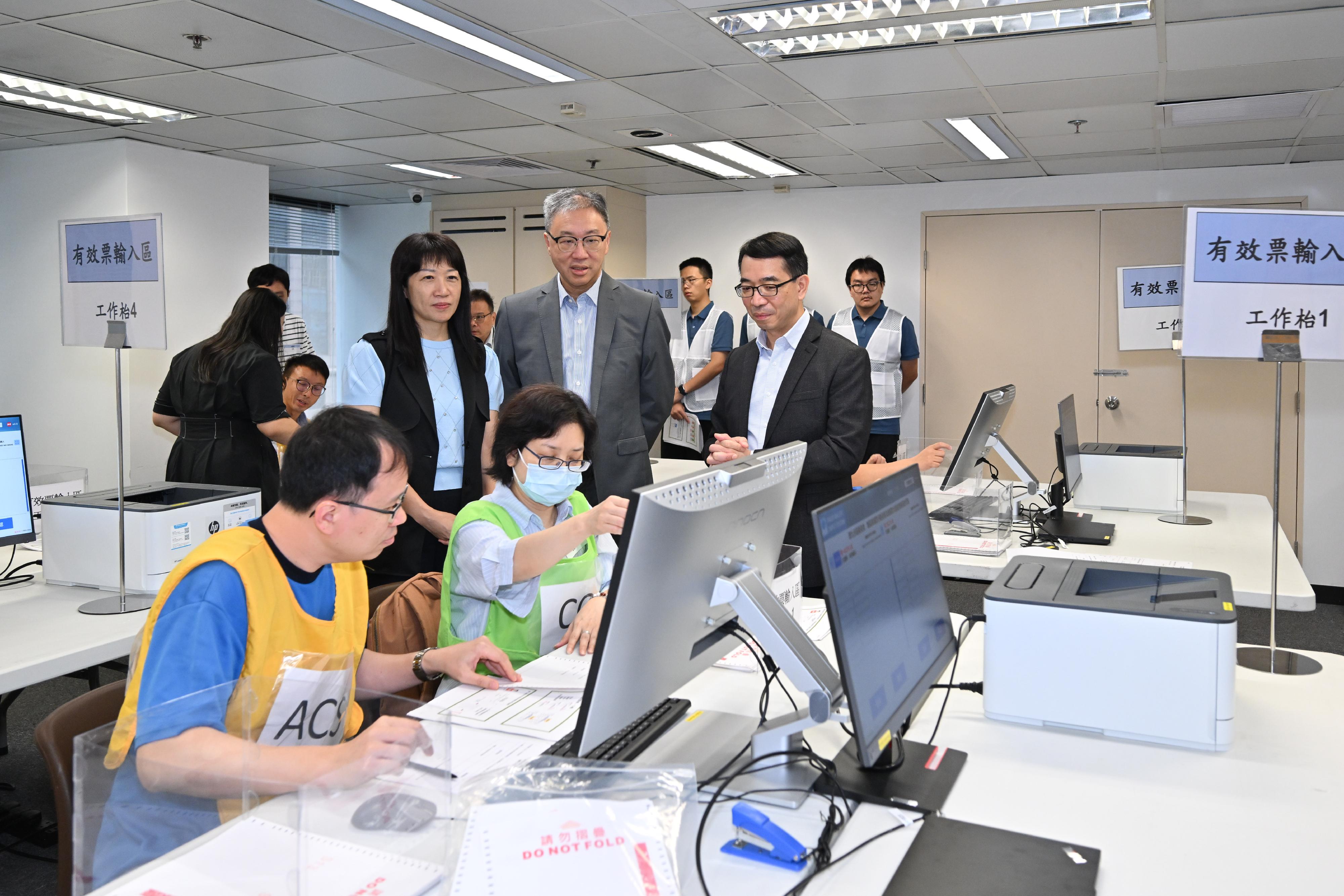 The 2025 Election Committee Subsector By-elections will be held on September 7 (Sunday). The Chairman of the Electoral Affairs Commission, Mr Justice David Lok (back row, centre), accompanied by the Chief Electoral Officer of the Registration and Electoral Office (REO), Ms Natalie Chan (back row, left), and the Principal Electoral Officer (Elections) of the REO, Mr Raymond Chan (back row, right), today (August 15) inspected the hands-on training session organised by the REO for the electoral staff of the central counting station to learn how they quickly input the votes obtained by each candidate to the relevant system if the fallback counting contingency plan is activated.