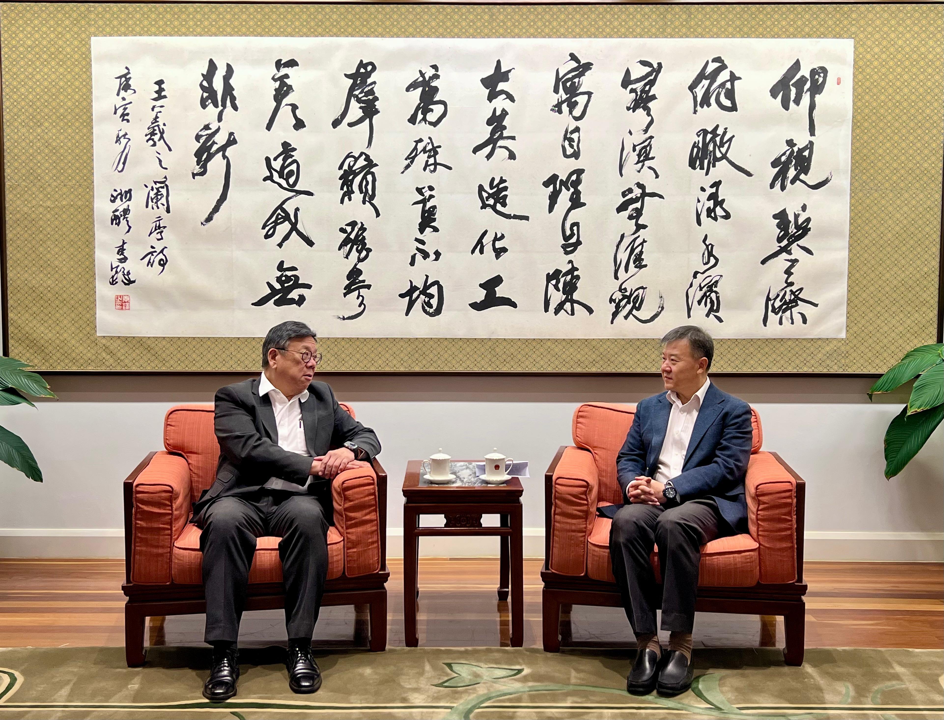 The Secretary for Commerce and Economic Development, Mr Algernon Yau, continued with the last day of his visit to Sydney, Australia, today (August 15). Photo shows Mr Yau (left) paying a courtesy call on the Consul-General of the People's Republic of China in Sydney, Mr Wang Yu (right), to update him on Hong Kong's latest developments and measures to drive sustained economic growth and consolidate and enhance Hong Kong's status as an international trade centre.