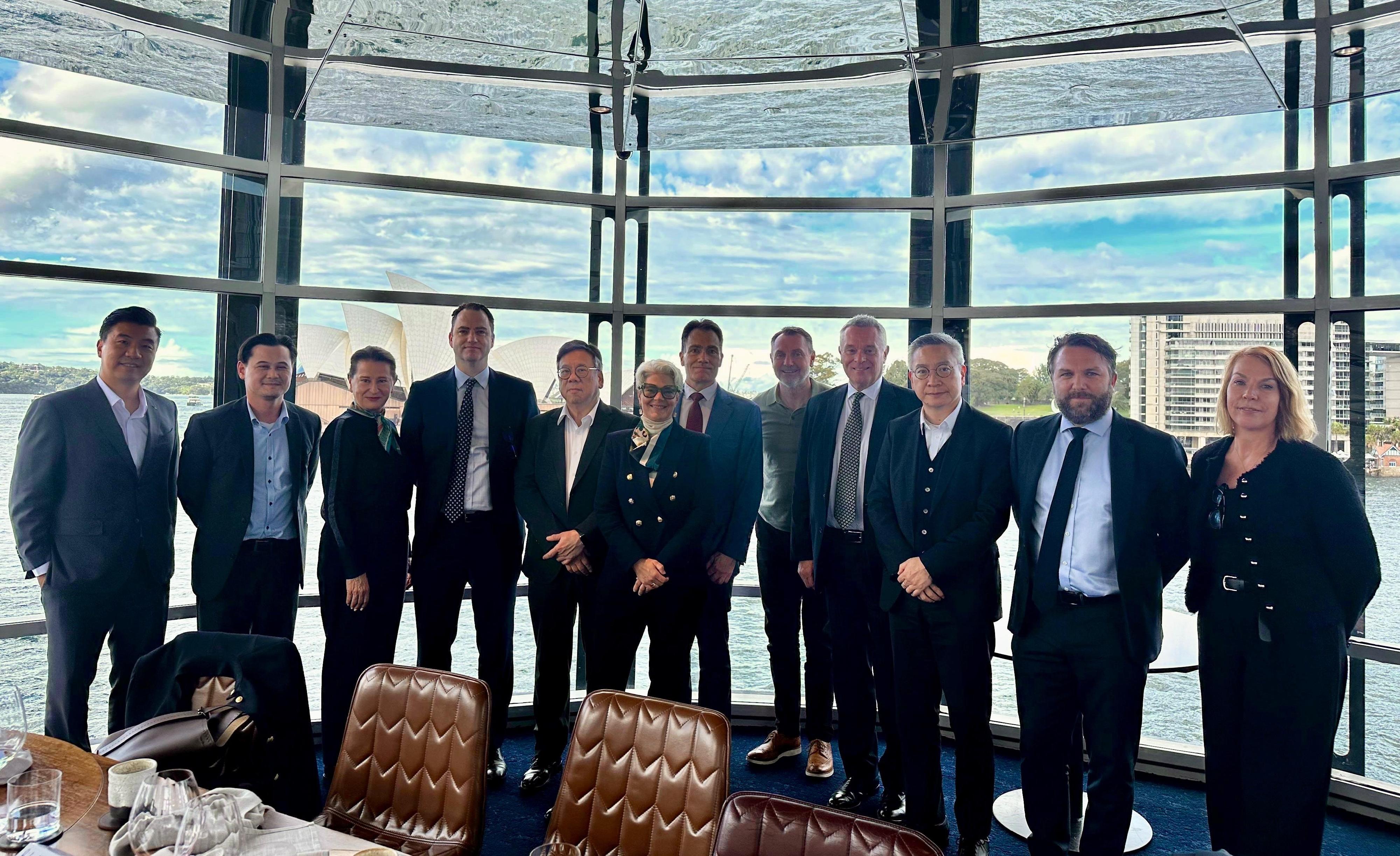 The Secretary for Commerce and Economic Development, Mr Algernon Yau, continued with the last day of his visit to Sydney, Australia, today (August 15). Photo shows Mr Yau (fifth left) at a lunch meeting with representatives of the Australian Chamber of Commerce in Hong Kong and the local business community to understand the needs and development directions of Australian enterprises and exchange views on fostering closer co-operation in the areas of business and trade between Hong Kong and Australia to achieve mutual benefits. Also present is the Director of the Hong Kong Economic and Trade Office, Sydney, Mr Ricky Chong (third right).