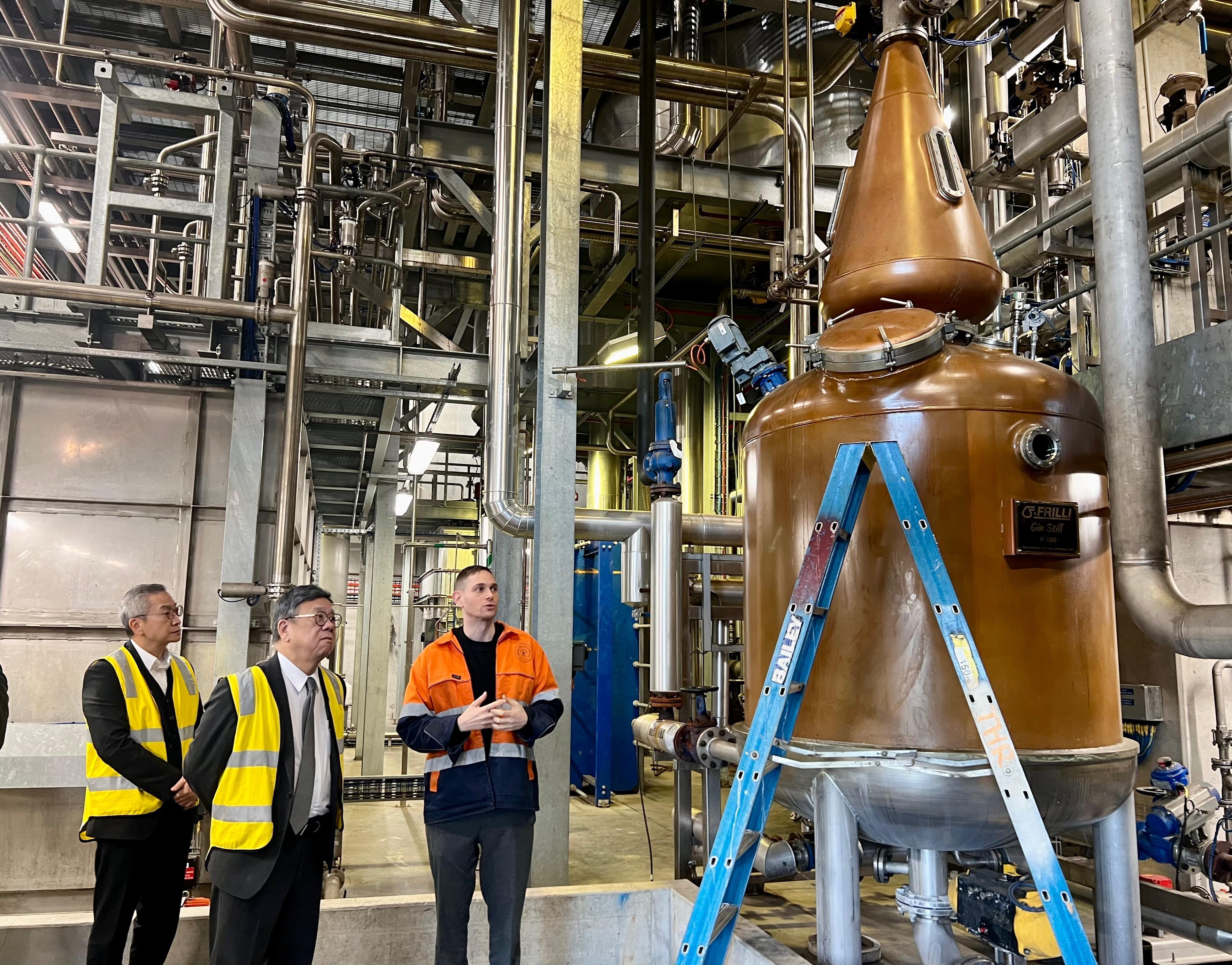 The Secretary for Commerce and Economic Development, Mr Algernon Yau, continued with the last day of his visit to Sydney, Australia, today (August 15). Photo shows Mr Yau (centre) visiting a distillery to understand more about the process of distilling and the development of Australian spirits. Looking on is the Director of the Hong Kong Economic and Trade Office, Sydney, Mr Ricky Chong (left).