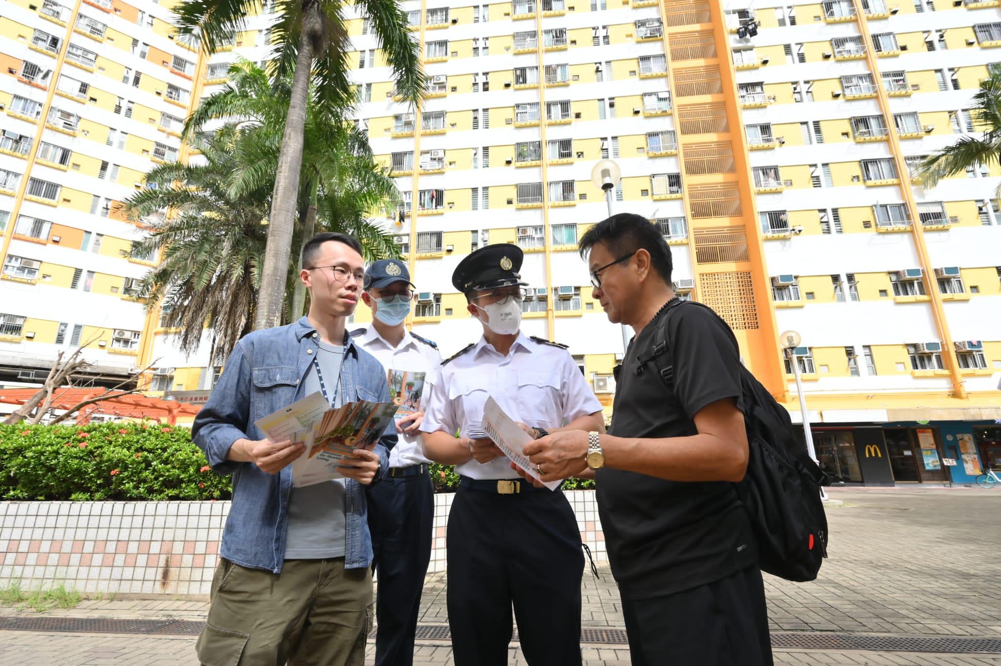 The Food and Environmental Hygiene Department (FEHD) conducted mosquito prevention and control work in Tuen Mun today (August 15). Photo shows FEHD staff distributing leaflets to residents in the area, urging them to be vigilant against mosquito infestation.