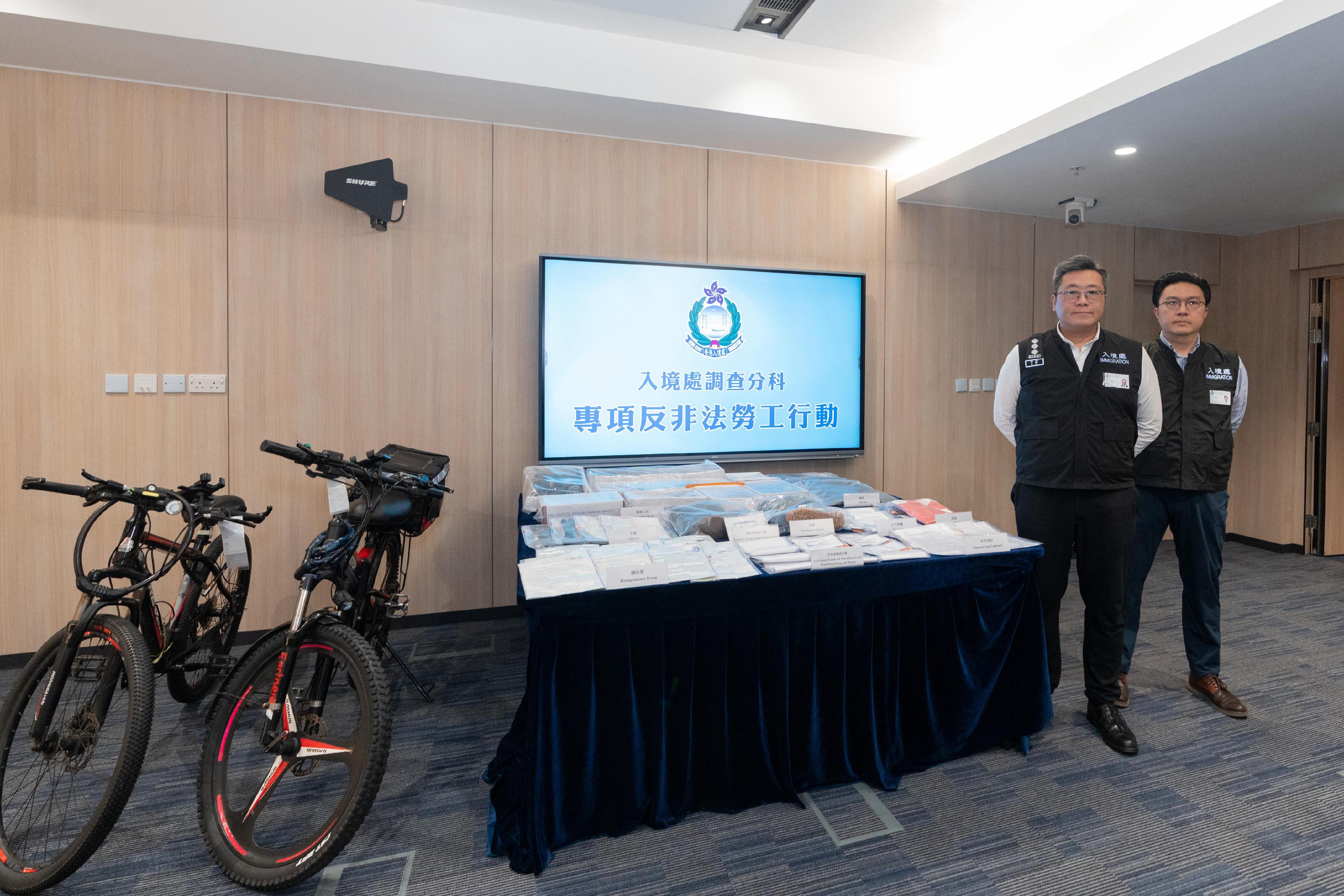 入境事務處於七月二日至昨日（八月十四日）展開專項反非法勞工行動。圖示為行動中檢取的證物。