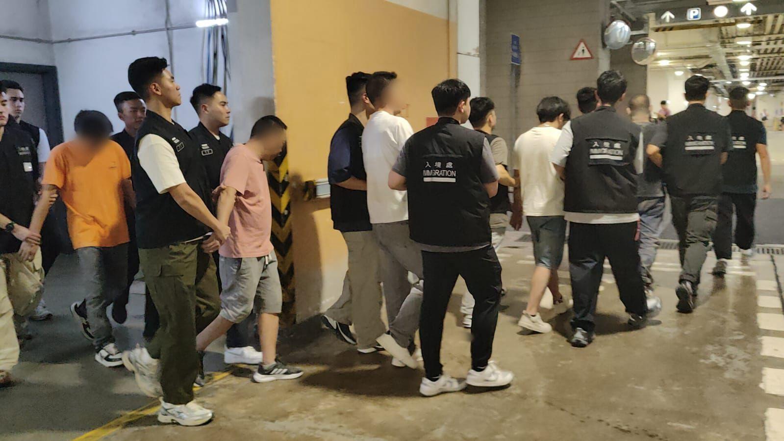 入境事務處於七月二日至昨日（八月十四日）展開專項反非法勞工行動。圖示懷疑非法勞工在行動中被捕。