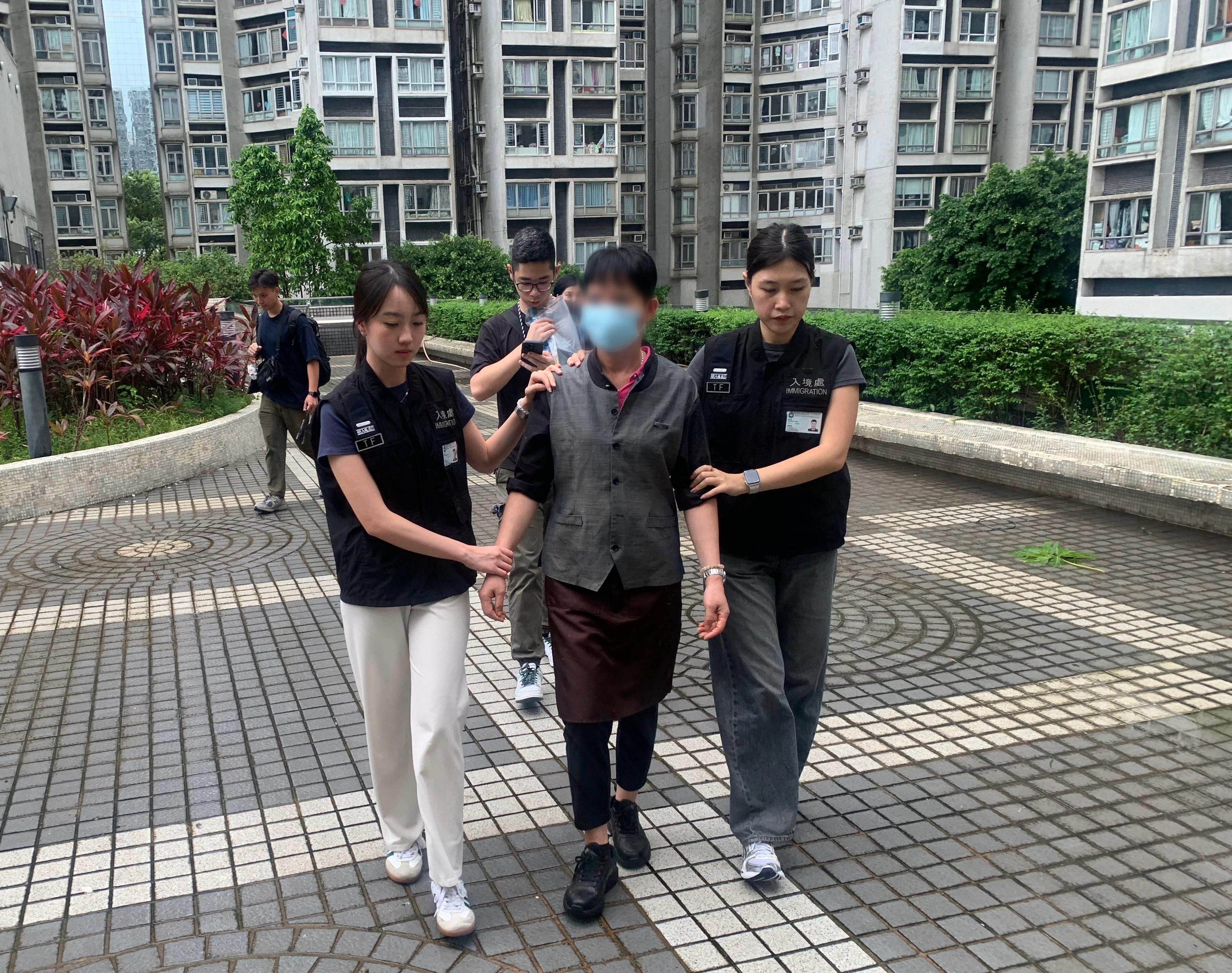 入境事務處於七月二日至昨日（八月十四日）展開專項反非法勞工行動。圖示懷疑非法勞工在行動中被捕。