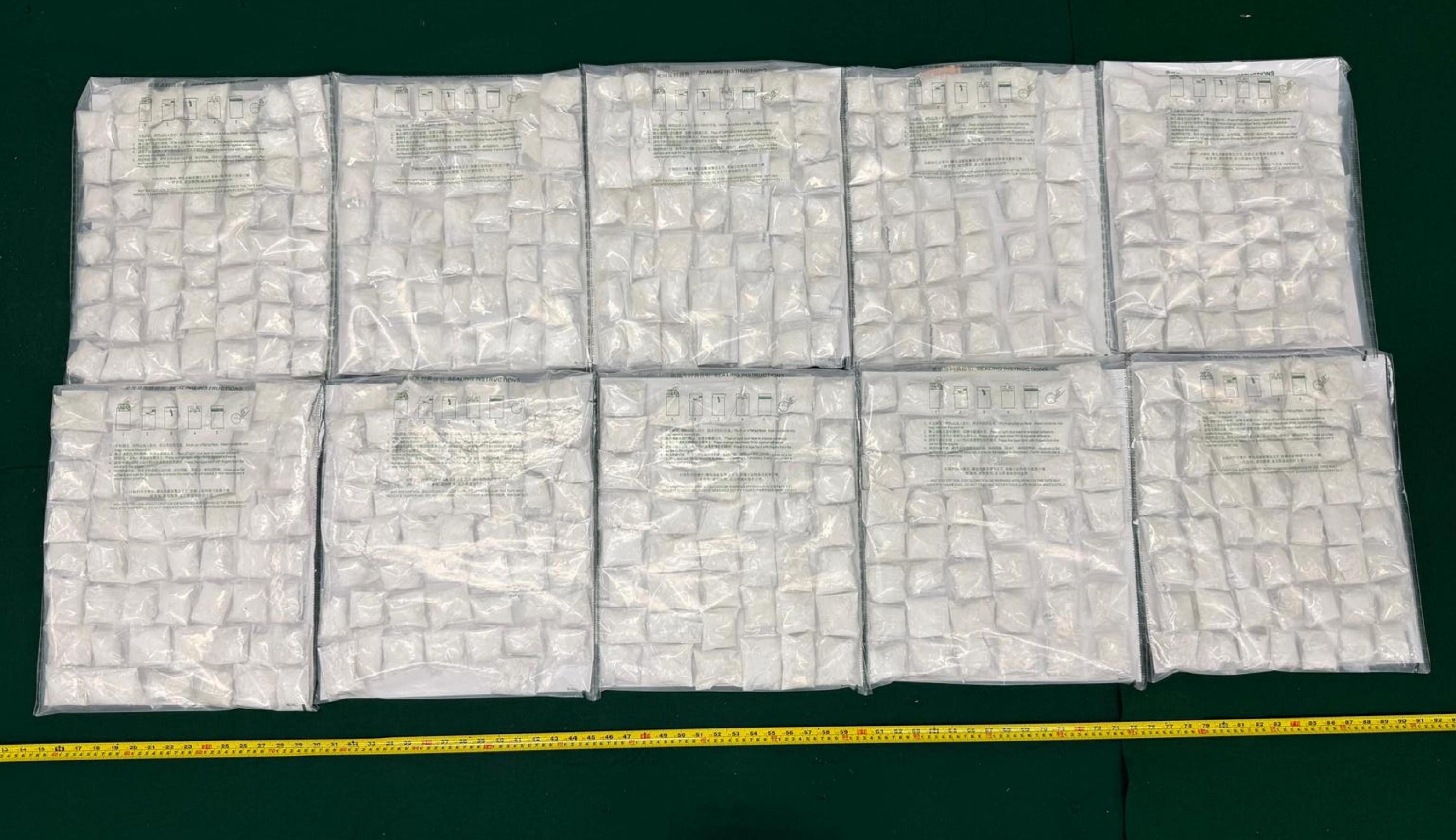 香港海關八月十一日在葵涌海關大樓驗貨場檢獲約七點六公斤懷疑海洛英，估計市值約四百五十萬元。圖示檢獲的懷疑海洛英。