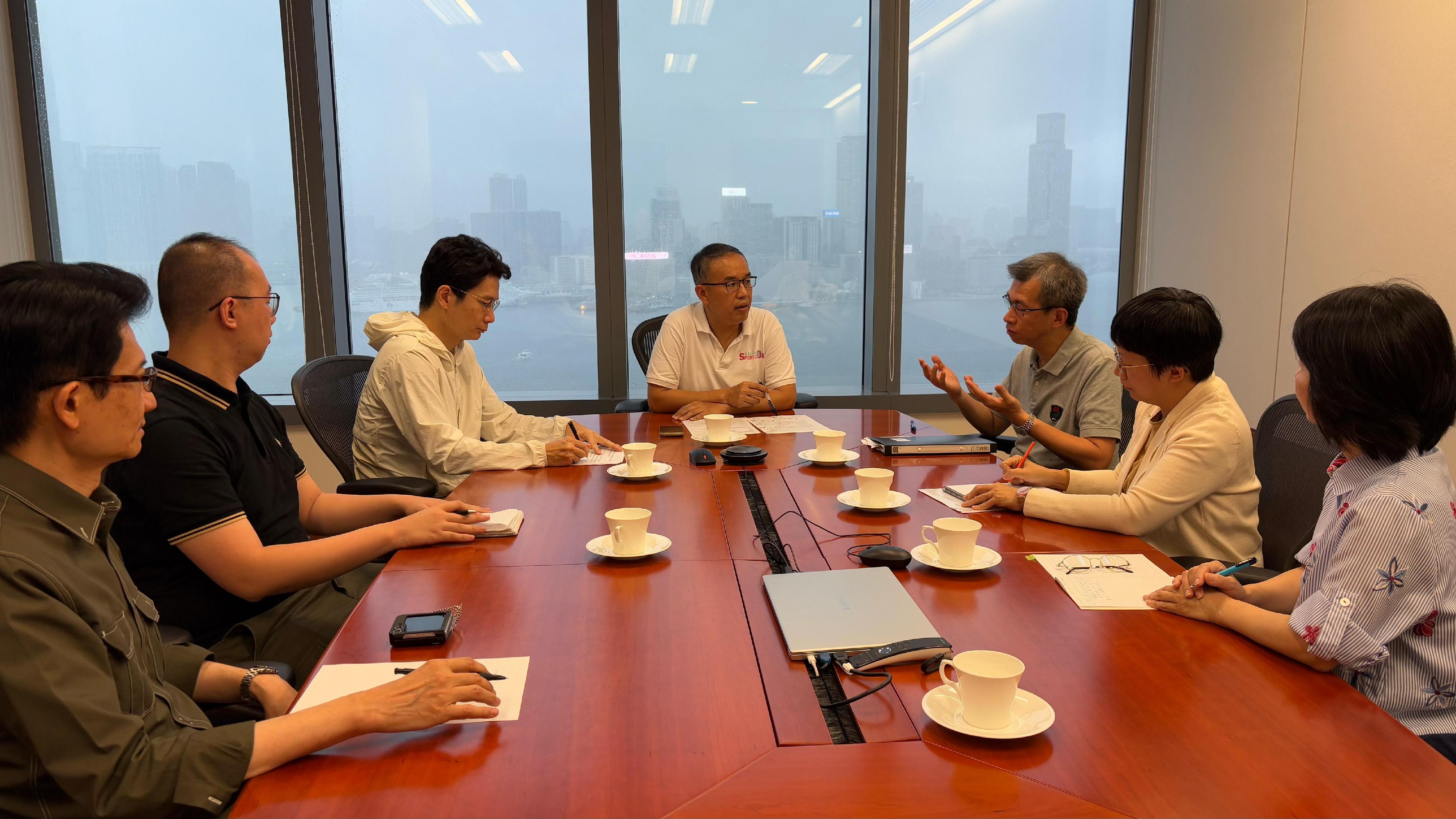The Secretary for Financial Services and the Treasury, Mr Christopher Hui (centre), convened an urgent meeting with relevant parties today (August 17) and decided on the meeting that a three-pronged approach would be taken to follow up on the recent incident concerning the Government procurement of bottled drinking water.