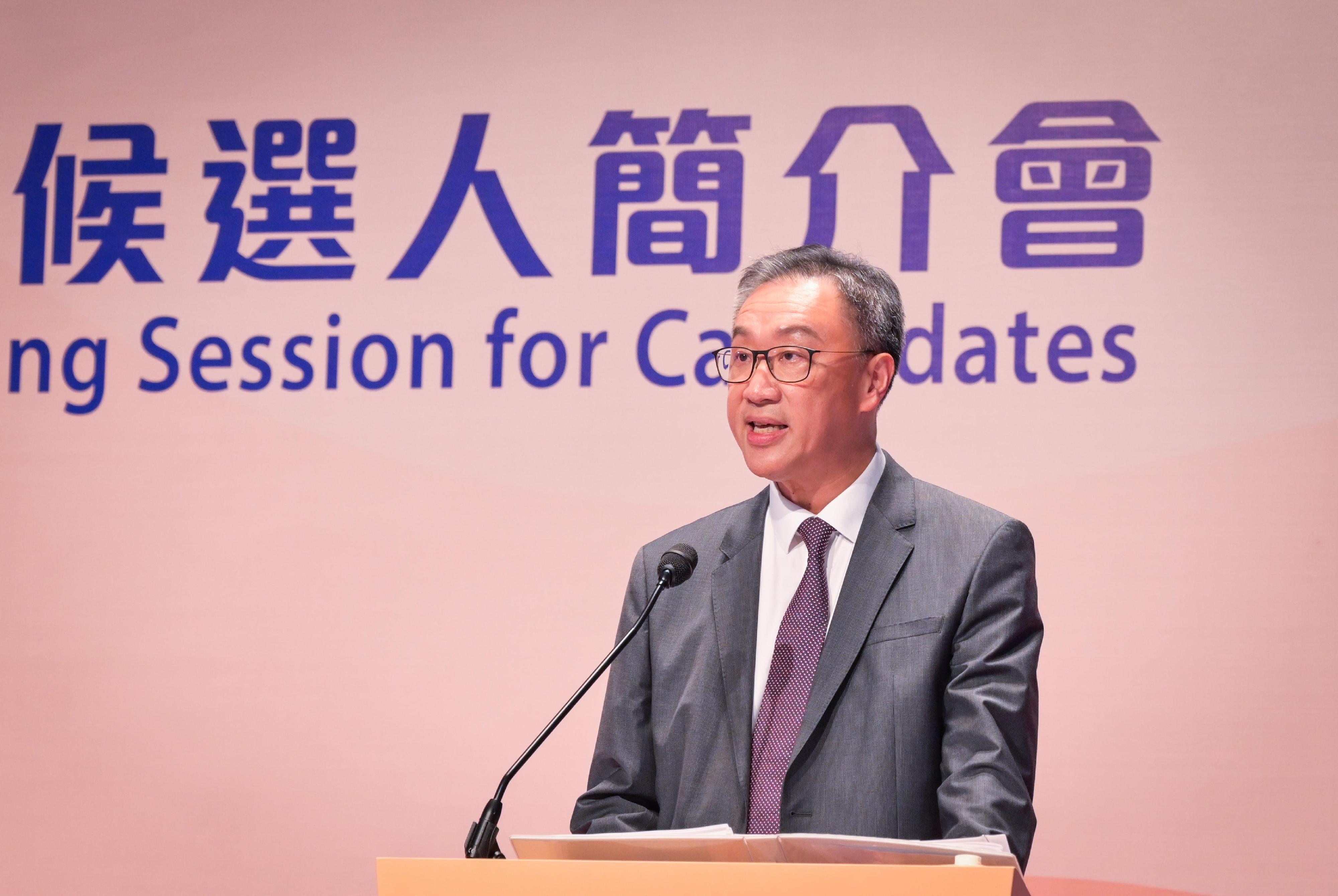 The Chairman of the Electoral Affairs Commission, Mr Justice David Lok, conducted a briefing tonight (August 18) for the candidates of the 2025 Election Committee Subsector By-elections on the electoral arrangements, the guidelines on election-related activities and important points to note in running their election campaigns.
