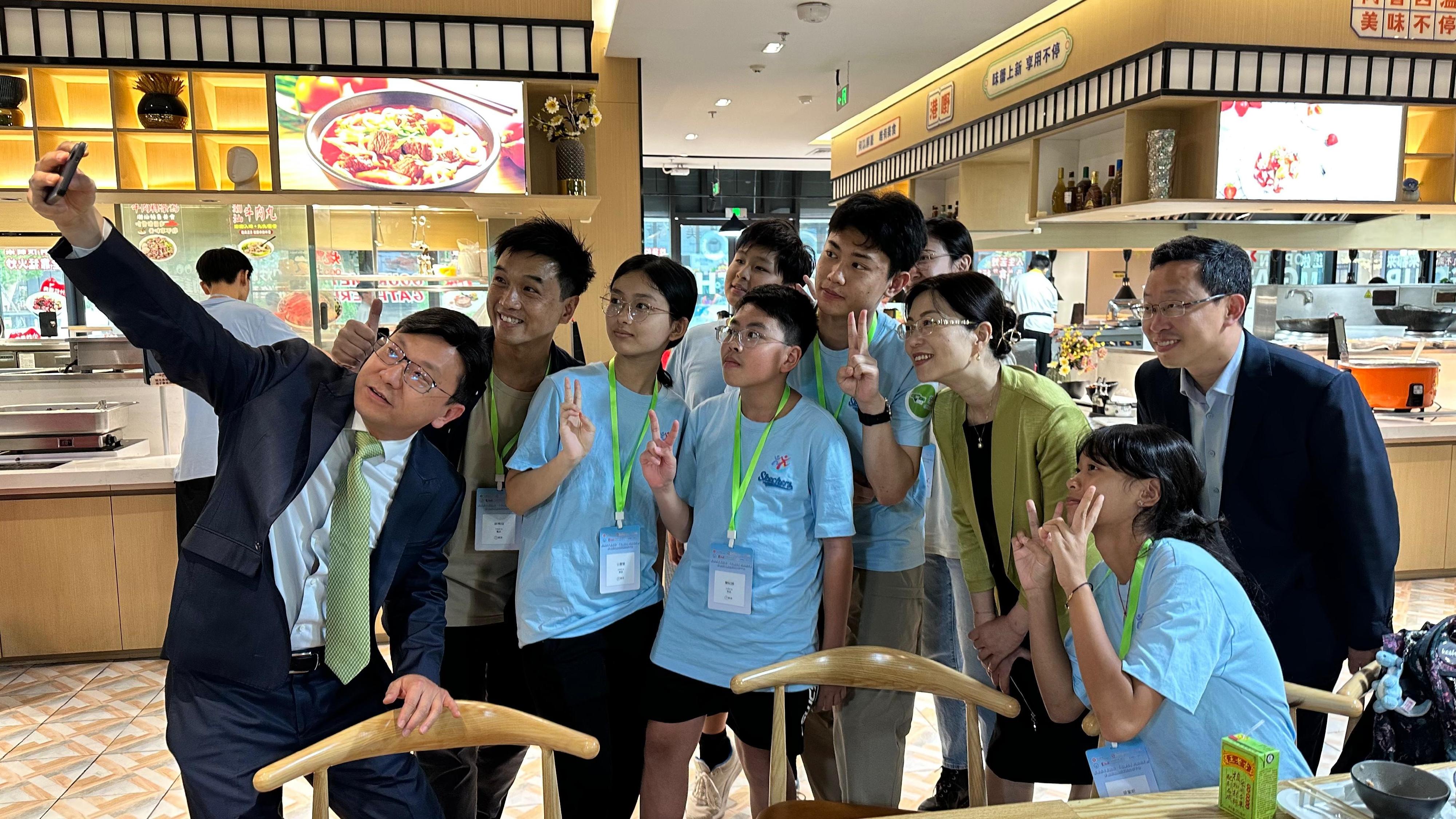 勞工及福利局局長孫玉菡今日（八月十八日）為香港青年看前海：「心連心」共創明天暨參觀前海國際交流合作平台啓動禮主禮。圖示孫玉菡（左一）及深圳市前海合作區黨工委副書記梁珂（右三）在午餐時段與「共創明『Teen』計劃」友師及學員合照。