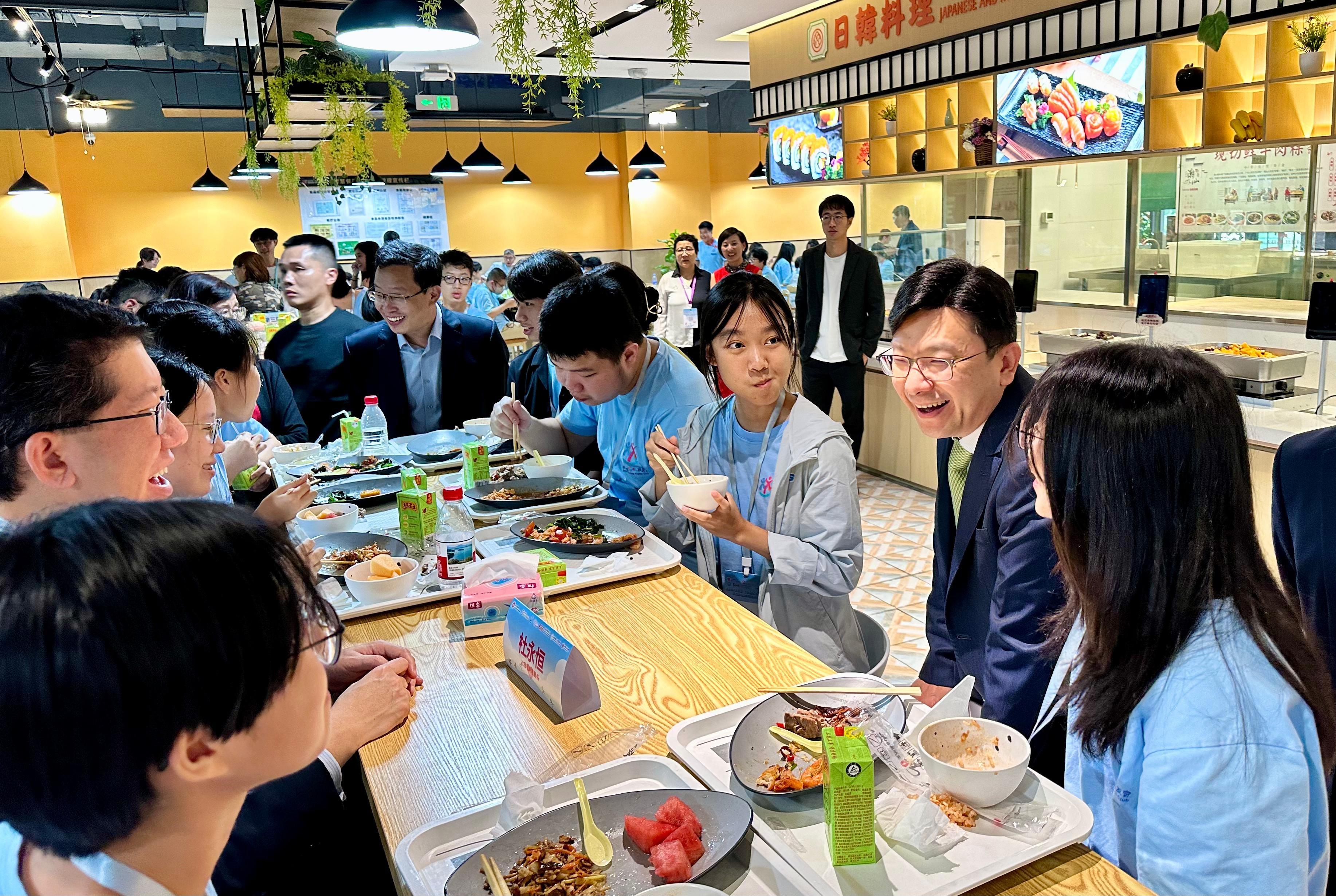 勞工及福利局局長孫玉菡今日（八月十八日）為香港青年看前海：「心連心」共創明天暨參觀前海國際交流合作平台啓動禮主禮。圖示孫玉菡（右二）在午餐時段與「共創明『Teen』計劃」學員交流。
