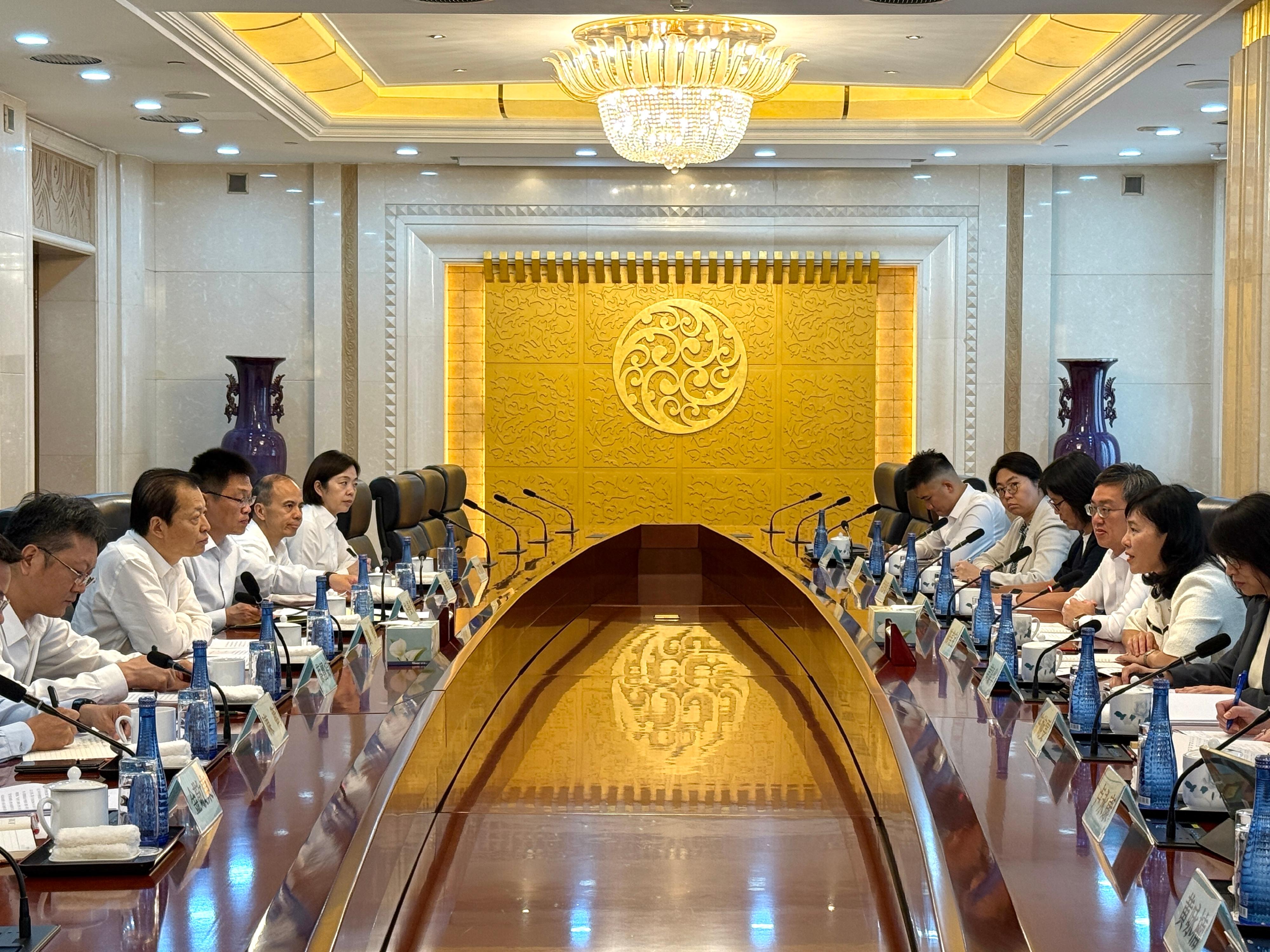 The Secretary for Transport and Logistics, Ms Mable Chan, commenced her two-day visit to Beijing today (August 18). Photo shows Ms Chan (first right) and the Permanent Secretary for Transport and Logistics, Mr Kevin Choi (second right), meeting with the Minister of Transport, Mr Liu Wei (second left), to discuss various topics including sea, land and air transportation and logistics.