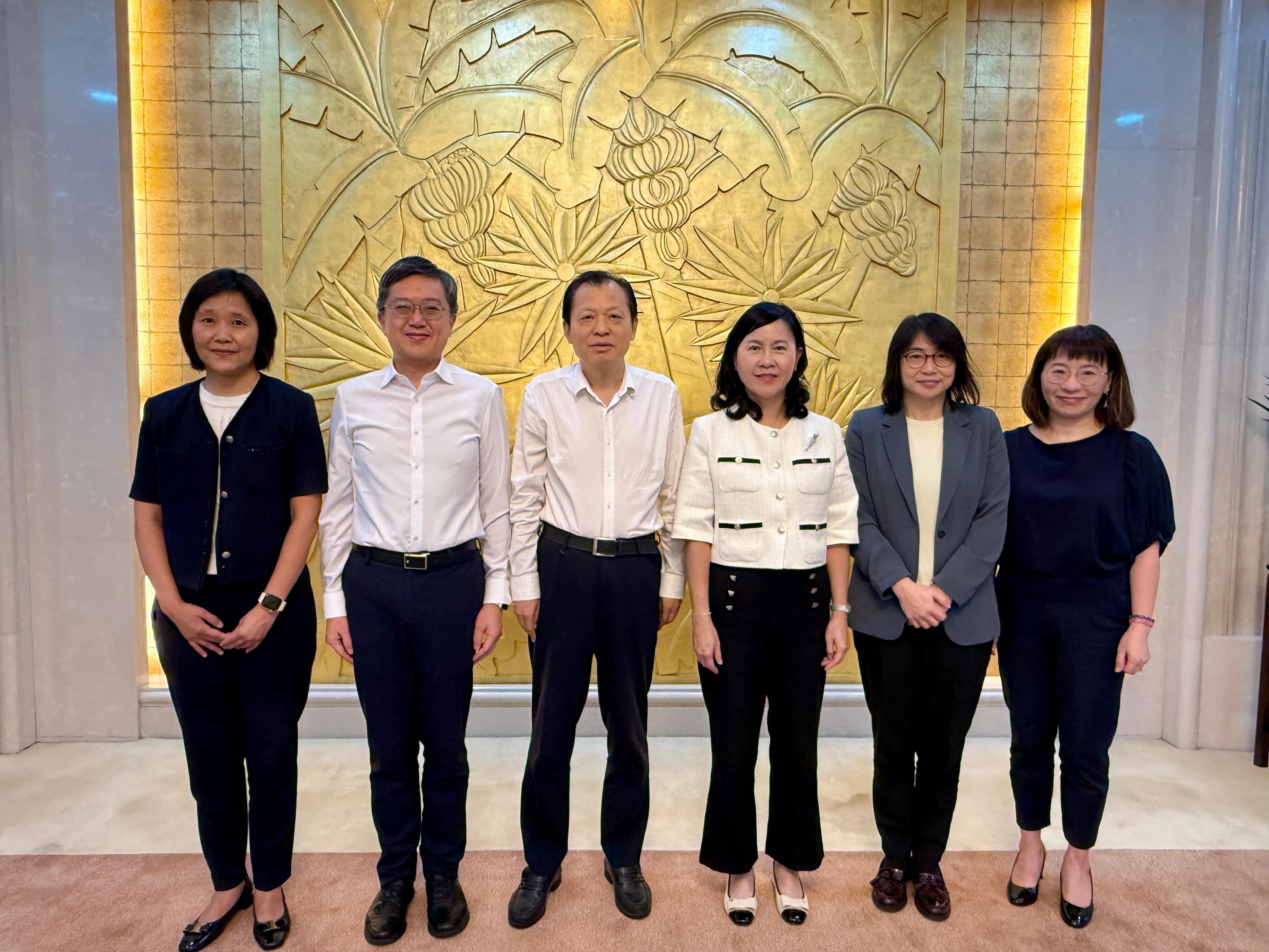 The Secretary for Transport and Logistics, Ms Mable Chan, commenced her two-day visit to Beijing today (August 18). Photo shows Ms Chan (third right); the Permanent Secretary for Transport and Logistics, Mr Kevin Choi (second left); the Acting Director-General of Civil Aviation, Miss Clara Wong (second right); Deputy Secretary for Transport and Logistics Ms Joan Hung (first left); and Deputy Secretary for Transport and Logistics Miss Amy Chan (first right), with the Minister of Transport, Mr Liu Wei (third left), after their meeting.