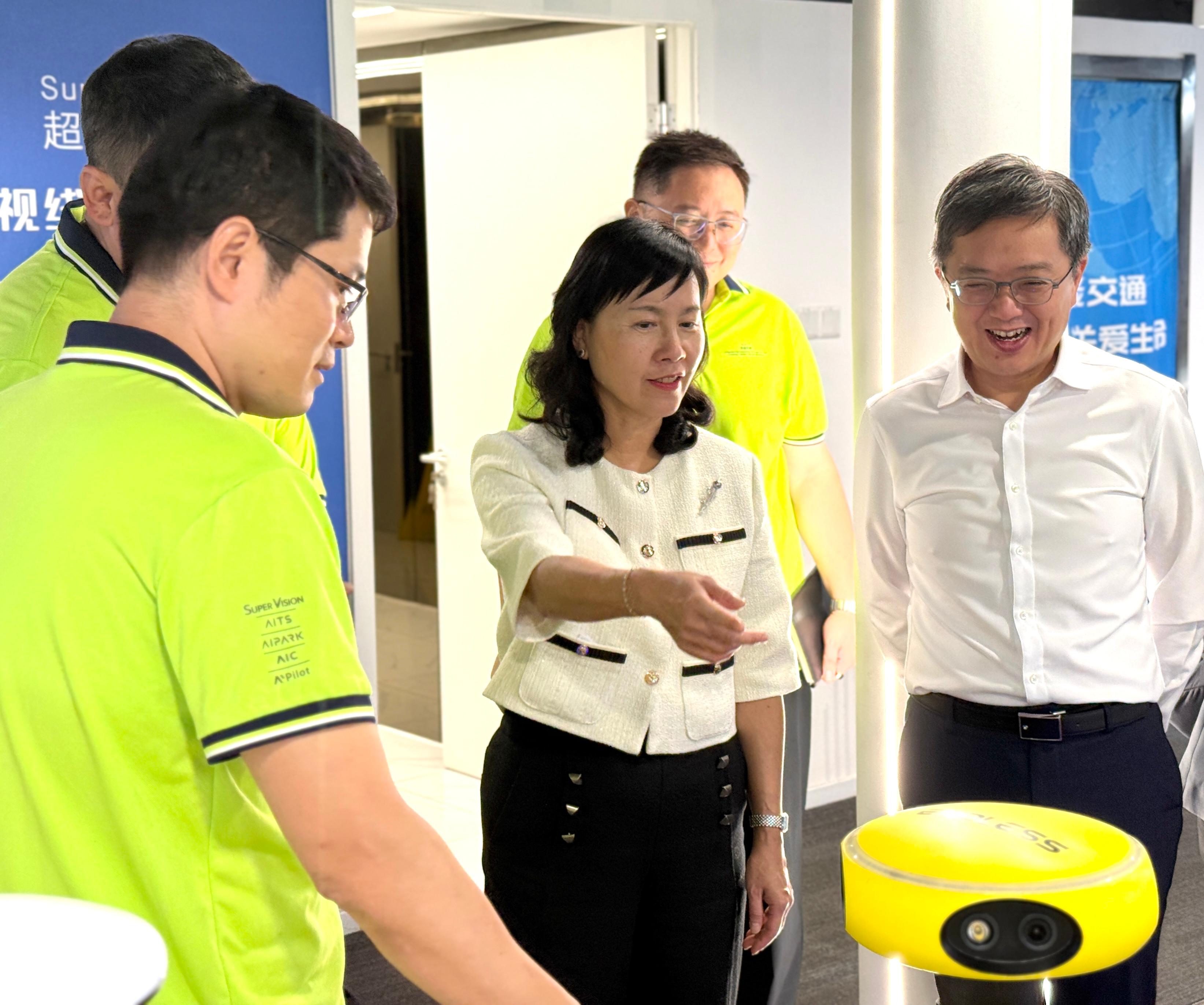 The Secretary for Transport and Logistics, Ms Mable Chan, commenced her two-day visit to Beijing today (August 18). Photo shows Ms Chan (centre) touring a local smart transport systems enterprise in Beijing to learn how technologies such as artificial intelligence, big data, and robotics can bring efficiency to traffic management. Looking on is the Permanent Secretary for Transport and Logistics, Mr Kevin Choi (right).
