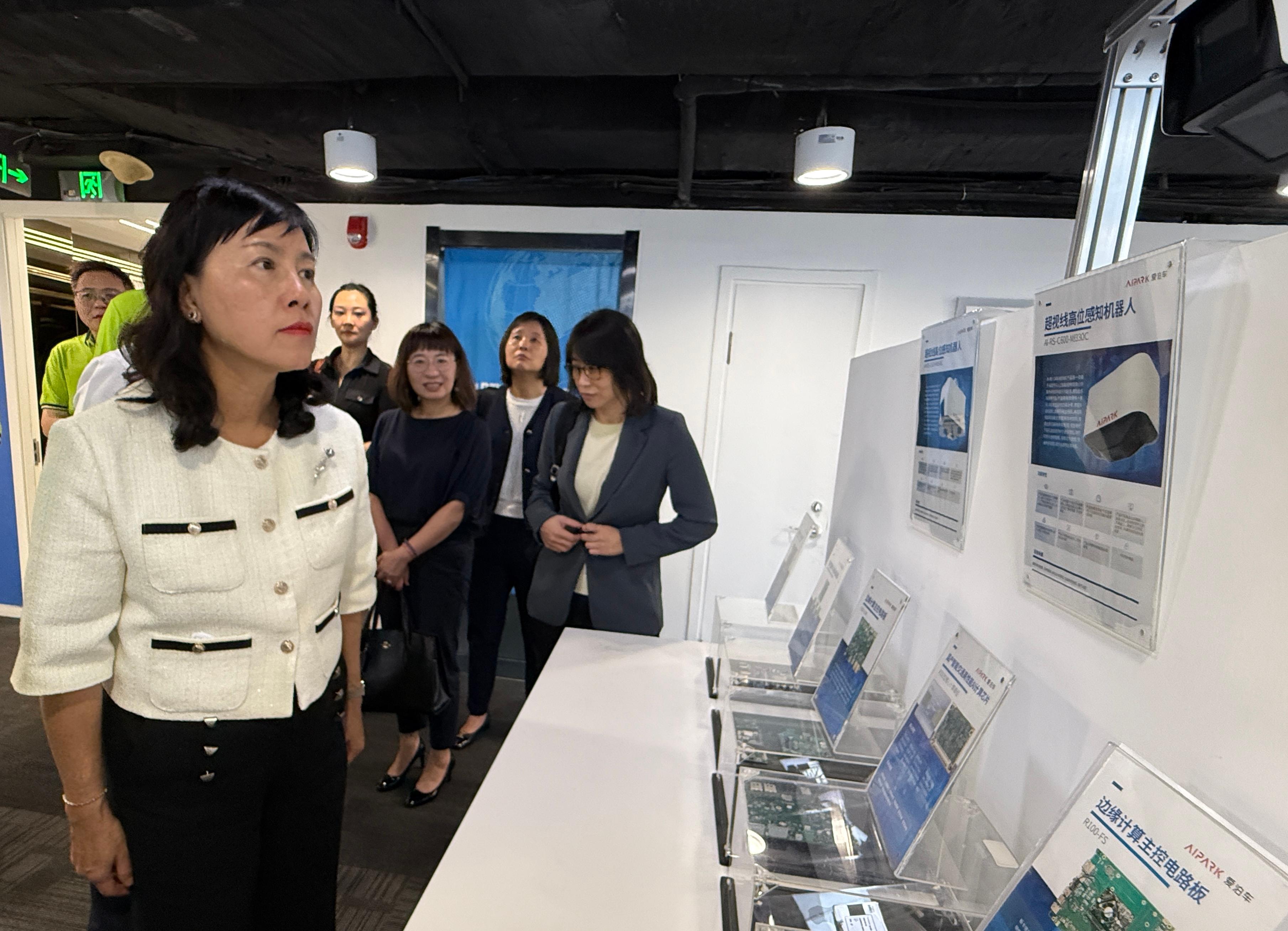 The Secretary for Transport and Logistics, Ms Mable Chan, commenced her two-day visit to Beijing today (August 18). Photo shows Ms Chan (first left) touring a local smart transport systems enterprise in Beijing to learn how technologies such as artificial intelligence, big data, and robotics can bring efficiency to traffic management. Looking on are the Acting Director-General of Civil Aviation, Miss Clara Wong (first right), Deputy Secretary for Transport and Logistics Ms Joan Hung (second right), and Deputy Secretary for Transport and Logistics Miss Amy Chan (third right).