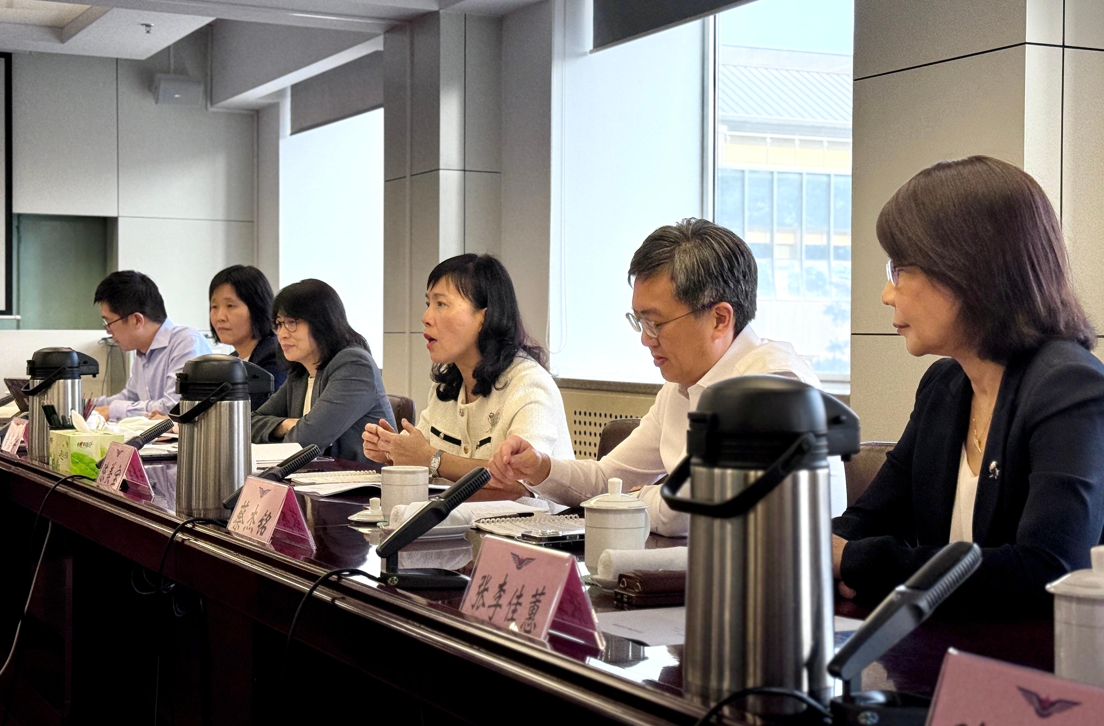 The Secretary for Transport and Logistics, Ms Mable Chan, commenced her two-day visit to Beijing today (August 18). Photo shows Ms Chan (third right) giving an update on Hong Kong's latest developments in aviation to representatives of the Civil Aviation Administration of China. Also present were the Permanent Secretary for Transport and Logistics, Mr Kevin Choi (second right); the Acting Director-General of Civil Aviation, Miss Clara Wong (third left); Deputy Secretary for Transport and Logistics Ms Joan Hung (second left), and the Chief Executive Officer of the Airport Authority Hong Kong, Mrs Vivian Cheung (first right).
