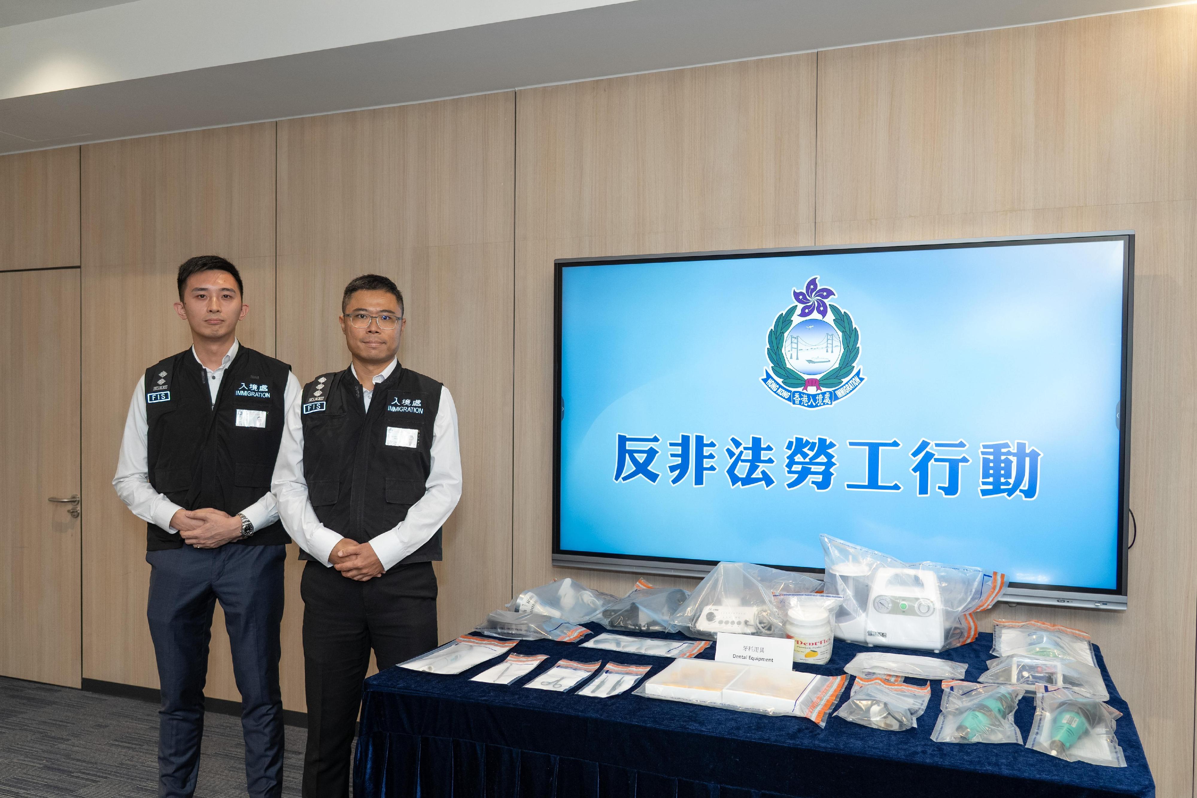 入境事務處昨日（八月十七日）展開反非法勞工行動，拘捕六名外籍家庭傭工。圖示行動中檢取的證物。