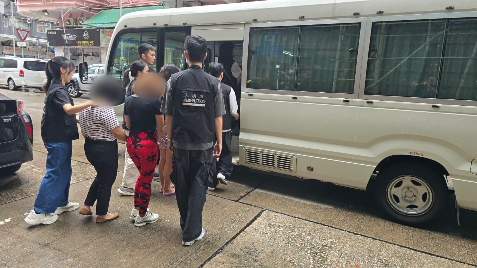 入境事務處昨日（八月十七日）展開反非法勞工行動，拘捕六名外籍家庭傭工。圖示行動中被捕的懷疑非法勞工。