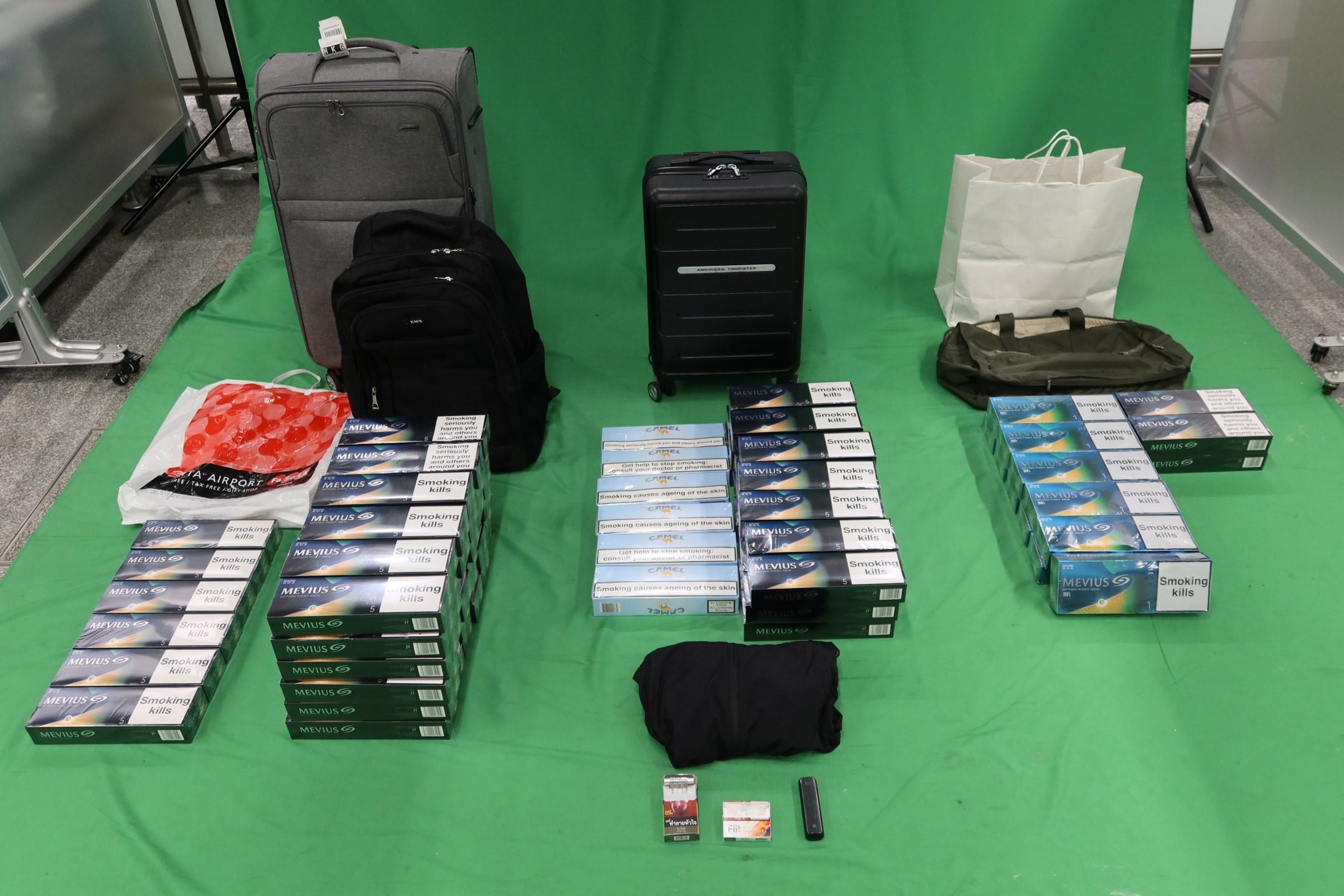 An incoming 31-year-old male passenger was sentenced to 10 weeks' imprisonment and fined $1,500 at the West Kowloon Magistrates' Courts today (August 18) for dealing with duty-not-paid cigarettes and failing to declare them to Customs Officers, as well as for importing alternative smoking products, in contravention of the Dutiable Commodities Ordinance and the Import and Export Ordinance. Photo shows the duty-not-paid cigarettes and alternative smoking products seized.
