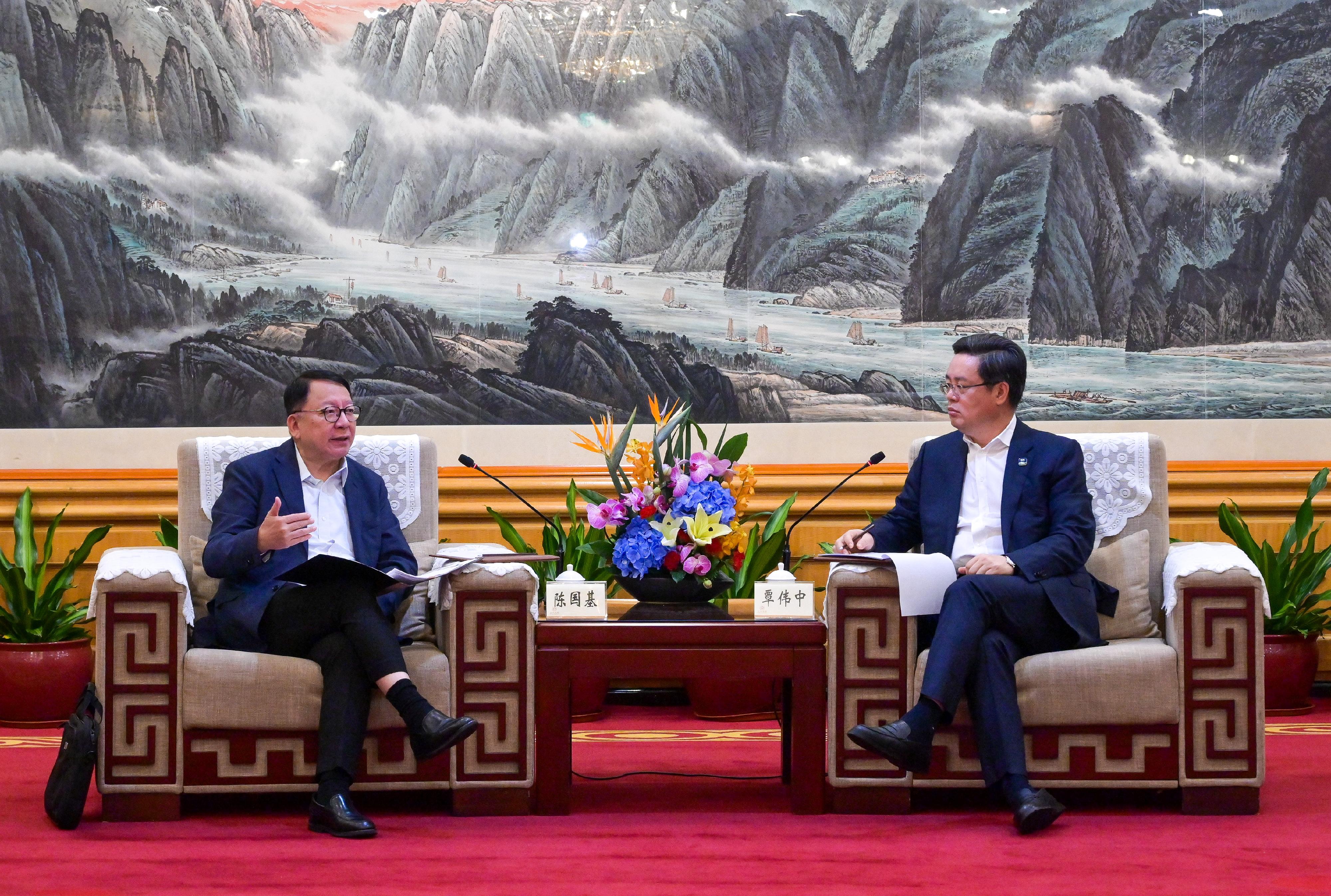 The Chief Secretary for Administration, Mr Chan Kwok-ki (left), visited Shenzhen this morning (August 18) to meet with the Mayor of the Shenzhen Municipal Government, Mr Qin Weizhong (right), to exchange views on further enhancing communication and co-ordination between departments of Hong Kong and the Mainland at boundary control points.
