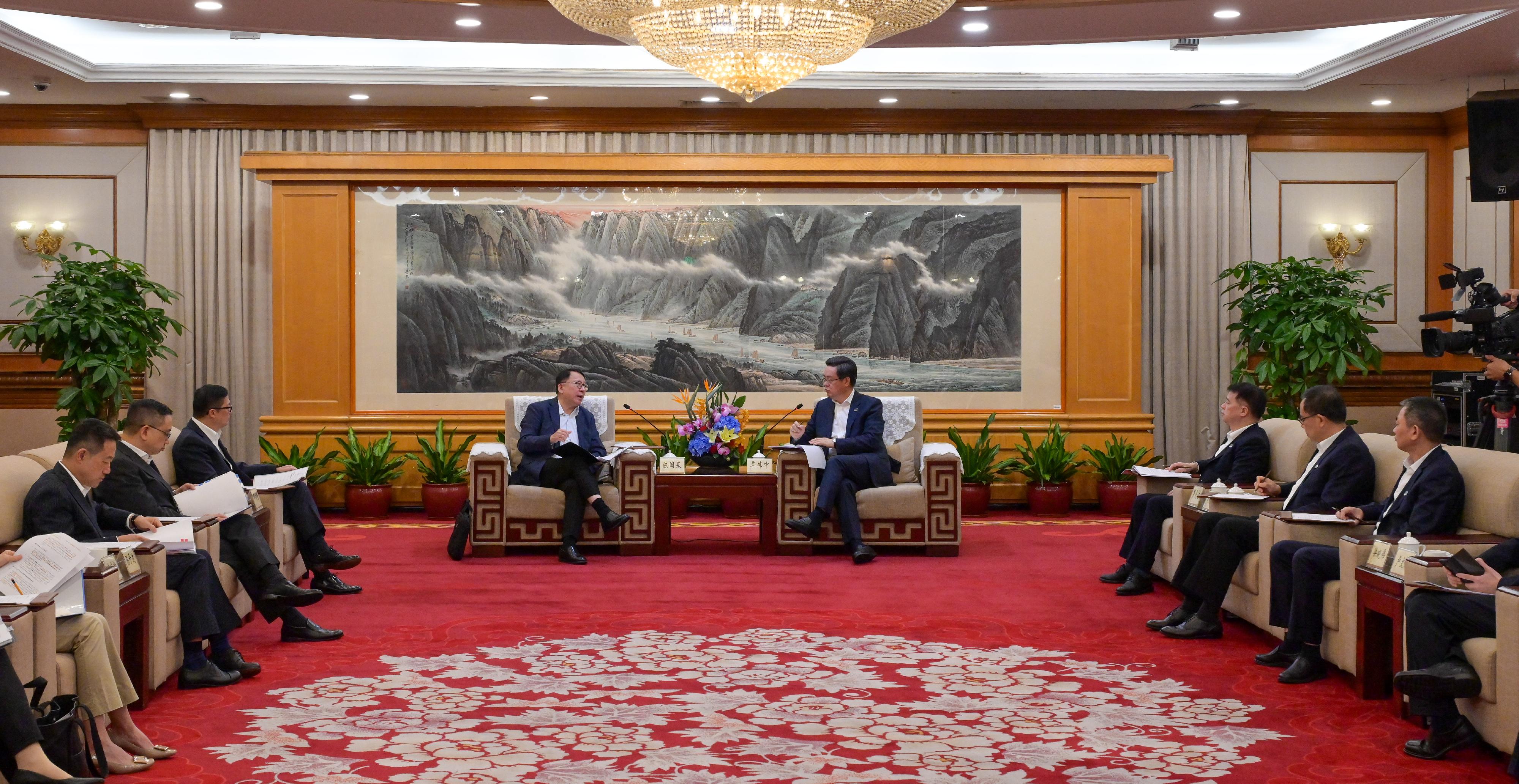 The Chief Secretary for Administration, Mr Chan Kwok-ki (fourth left), visited Shenzhen this morning (August 18) to meet with the Mayor of the Shenzhen Municipal Government, Mr Qin Weizhong (fourth right), to exchange views on further enhancing communication and co-ordination between departments of Hong Kong and the Mainland at boundary control points. The Secretary for Security, Mr Tang Ping-keung (third left); the Director of Immigration, Mr Benson Kwok (second left); and the Commissioner of Customs and Excise, Mr Chan Tsz-tat (first left), also attended.

