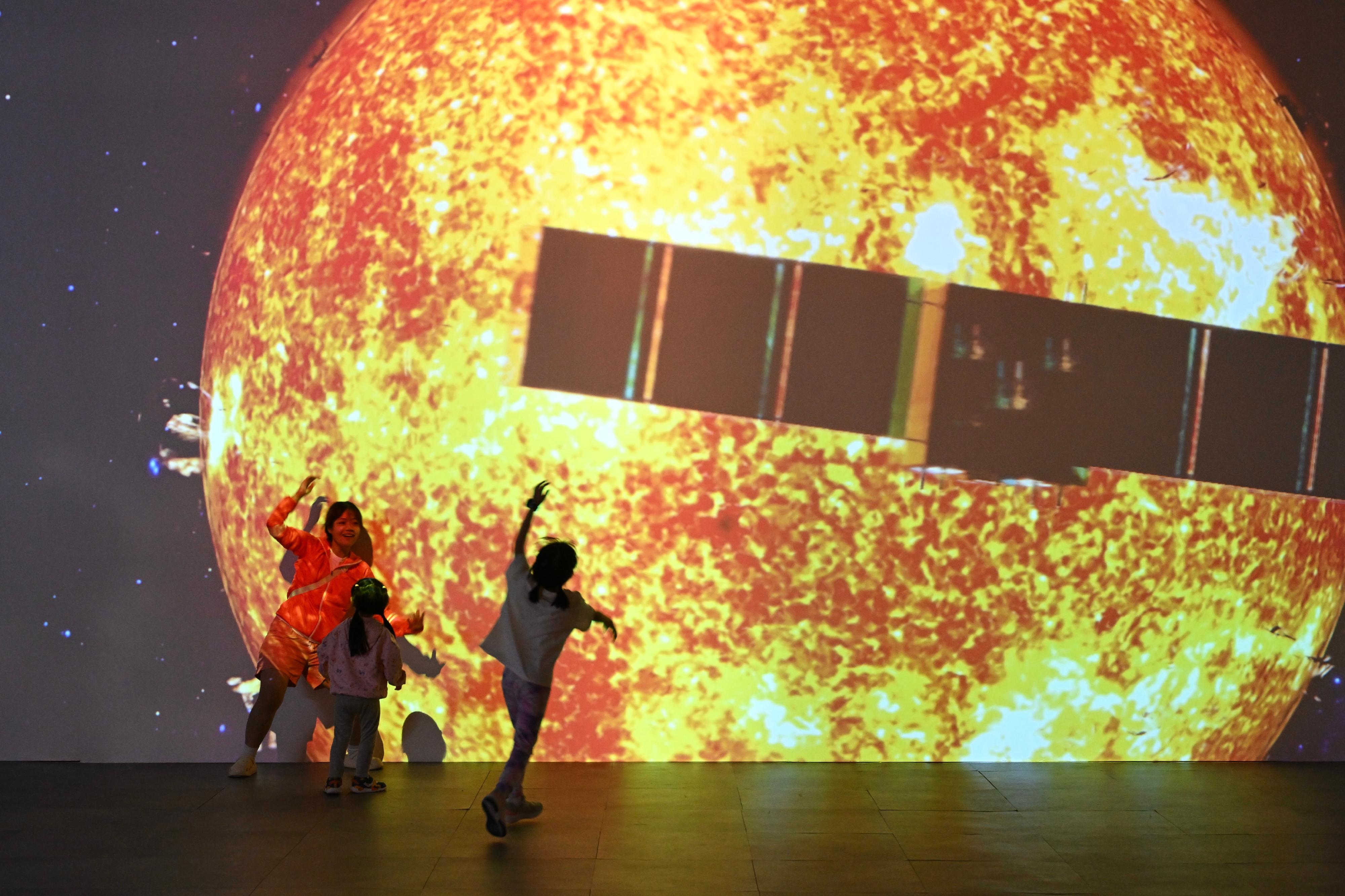 The "Bank of China (Hong Kong) Presents: National Development and Achievements Series - Endless Exploration: The Journey of Chinese Aerospace, Aviation and Navigation" exhibition, currently being held at the Hong Kong Science Museum, welcomed its 100 000th visitor today (August 19). Photo shows visitors touring the exhibition.