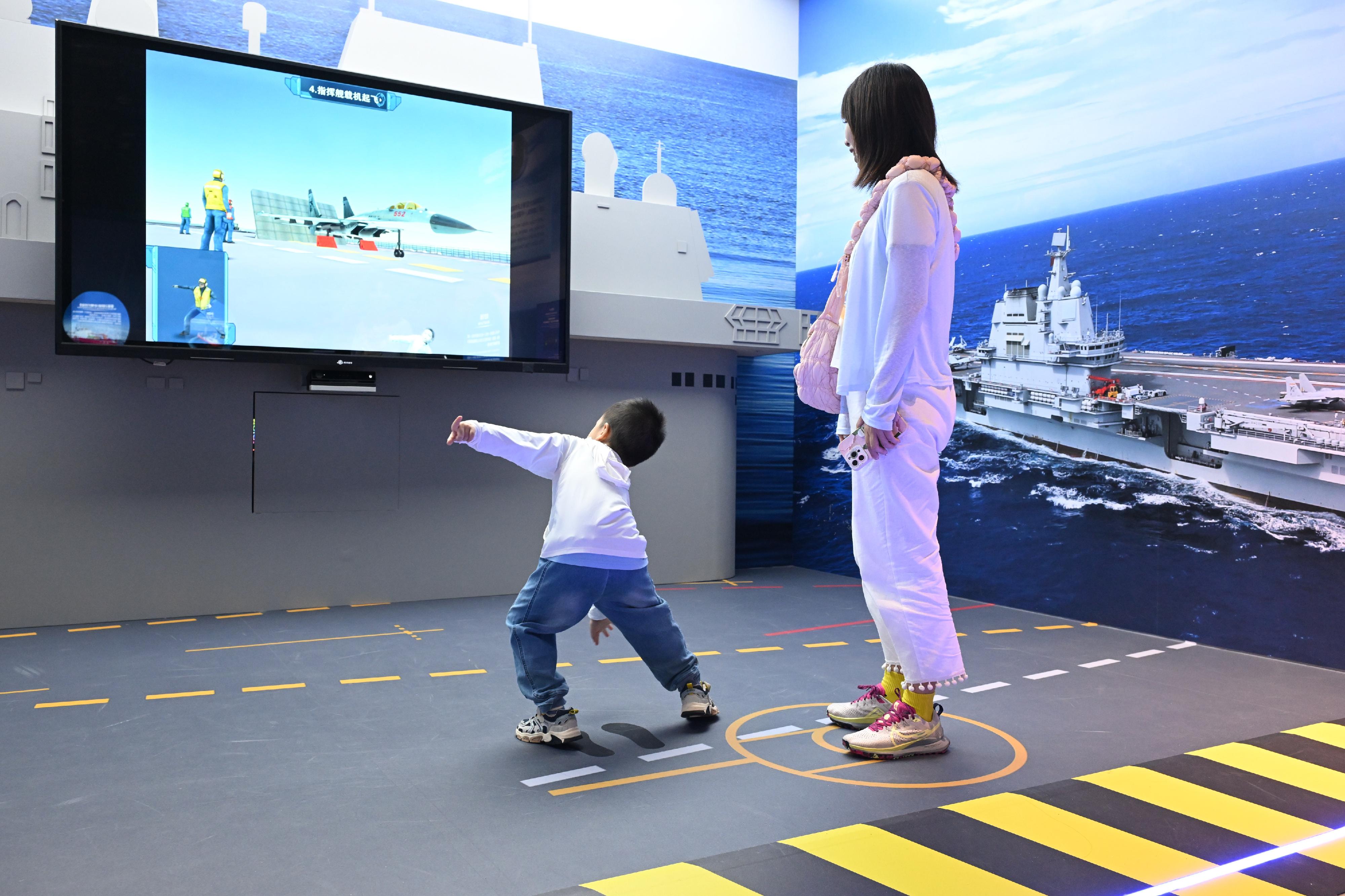 The "Bank of China (Hong Kong) Presents: National Development and Achievements Series - Endless Exploration: The Journey of Chinese Aerospace, Aviation and Navigation" exhibition, currently being held at the Hong Kong Science Museum, welcomed its 100 000th visitor today (August 19). Photo shows visitors touring the exhibition.