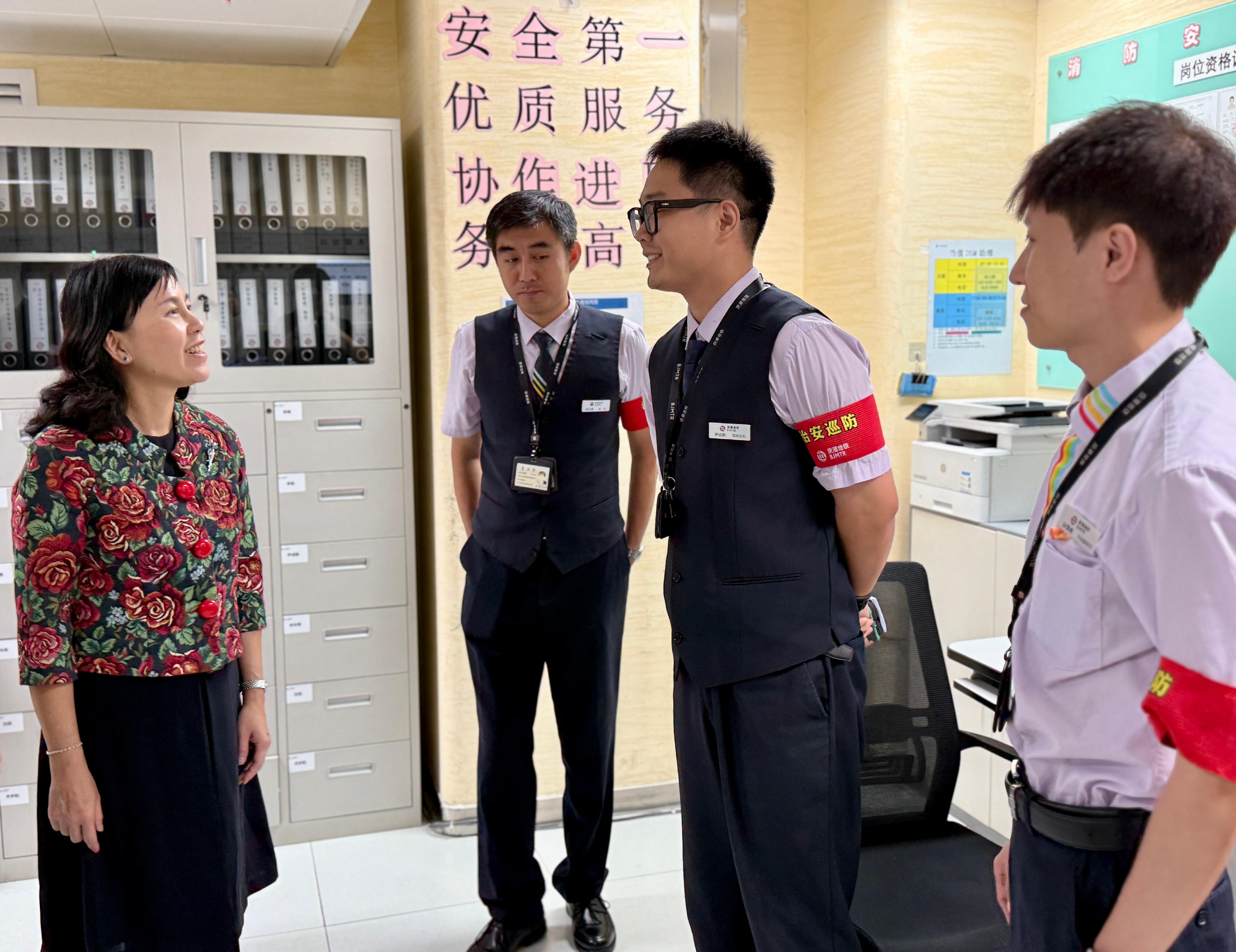 The Secretary for Transport and Logistics, Ms Mable Chan, continued her visit to Beijing today (August 19). Photo shows Ms Chan (first left) having a conversation with frontline staff during her visit to Beijing Metro Line 16.