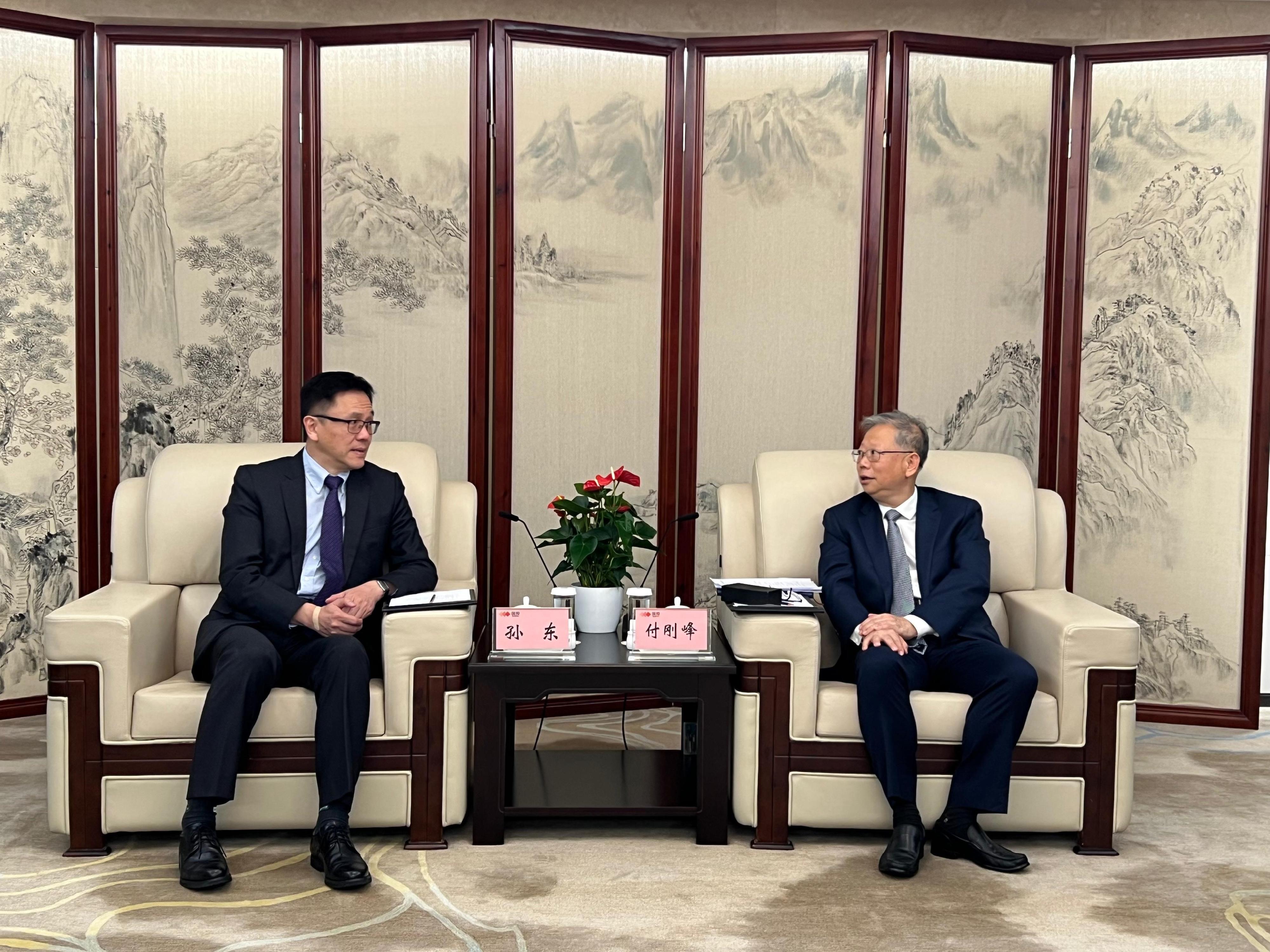 The Secretary for Innovation, Technology and Industry, Professor Sun Dong (left), visited the State Development and Investment Group Co Ltd and met with its Secretary of the Party Leadership Group and Chairman, Mr Fu Gangfeng (right), in Beijing yesterday (August 18).