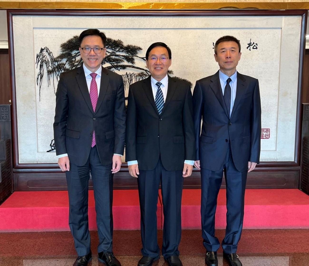 The Secretary for Innovation, Technology and Industry, Professor Sun Dong, visited the State-owned Assets Supervision and Administration Commission of the State Council (SASAC) in Beijing today (August 19). Photo shows Professor Sun (left) is pictured with the Chairman of the SASAC, Mr Zhang Yuzhuo (centre), and Vice Chairman of the SASAC Mr Li Zhen (right).