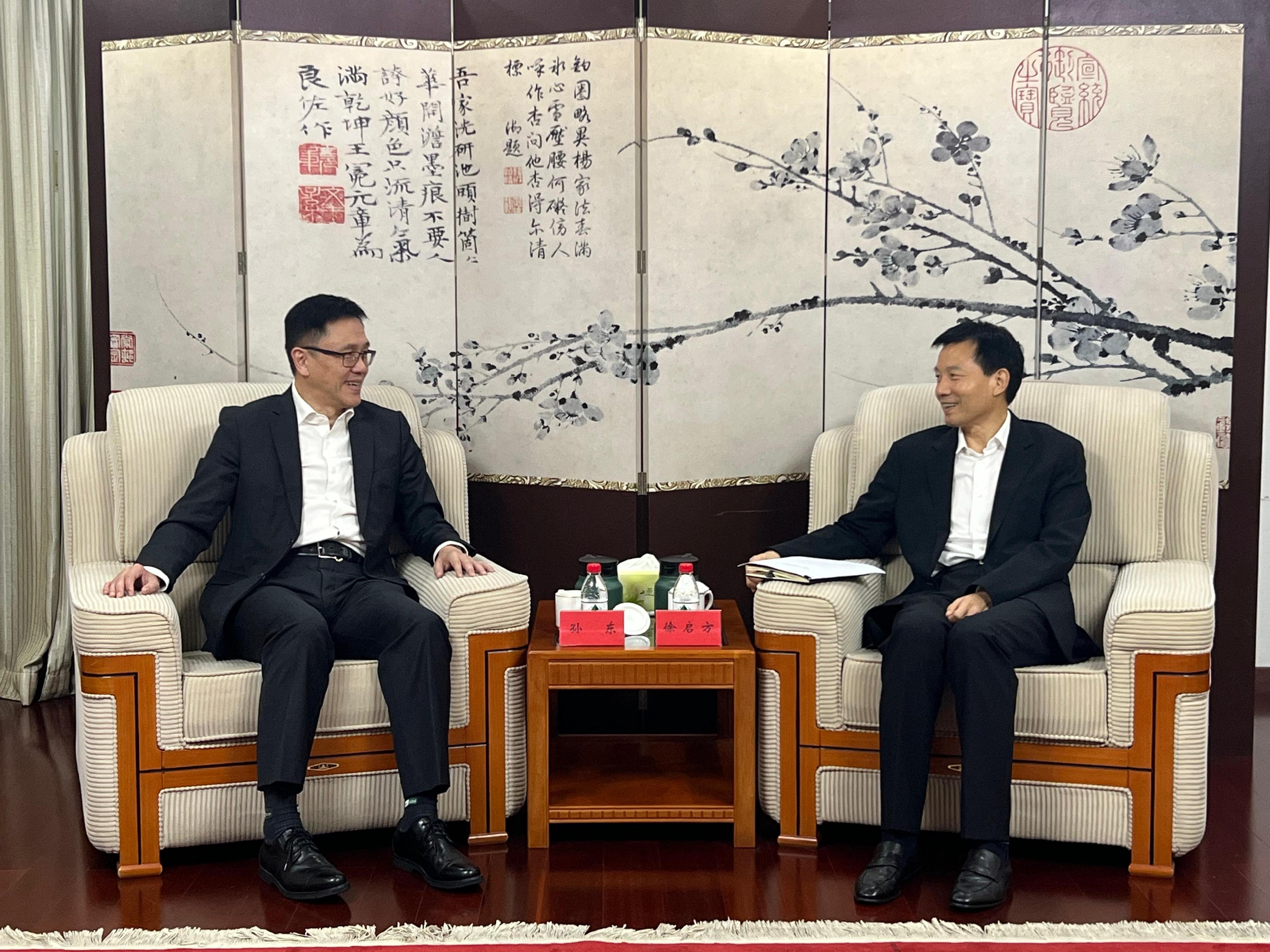 The Secretary for Innovation, Technology and Industry, Professor Sun Dong (left), called on the Executive Deputy Director of the Hong Kong and Macao Affairs Office of the State Council, Mr Xu Qifang (right), in Beijing today (August 19) and briefed him on the latest developments of Hong Kong’s innovation and technology and new industrialisation, as well as the progress of key areas of work and future work plans under the Innovation, Technology and Industry Bureau.